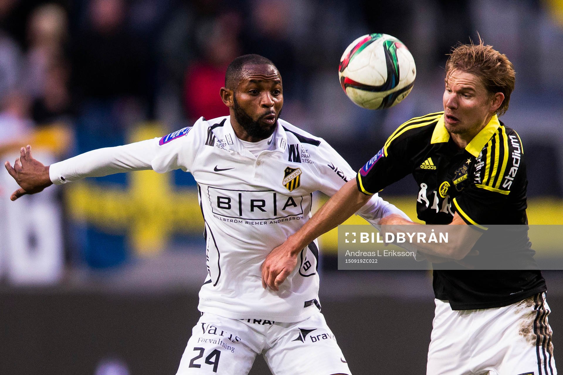Häckens René Makondele i kamp om bollen med AIK:s Johan Blomberg under fotbollsmatchen i Allsvenskan mellan AIK och Häcken den 19 september 2015 i Stockholm.