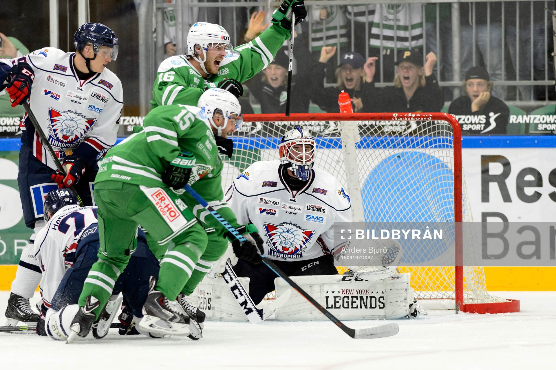 Rögles Christopher Liljewall och Dominik Granak  jublar