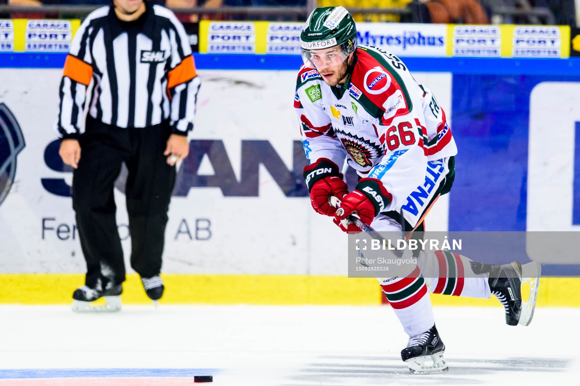 Frölundas Oskar Fantenberg med pucken