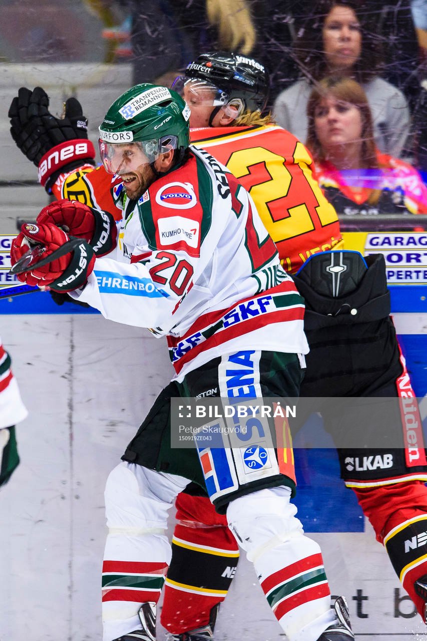 Frölundas Joel Lundqvist tacklar Luleås Emil Sylvegård