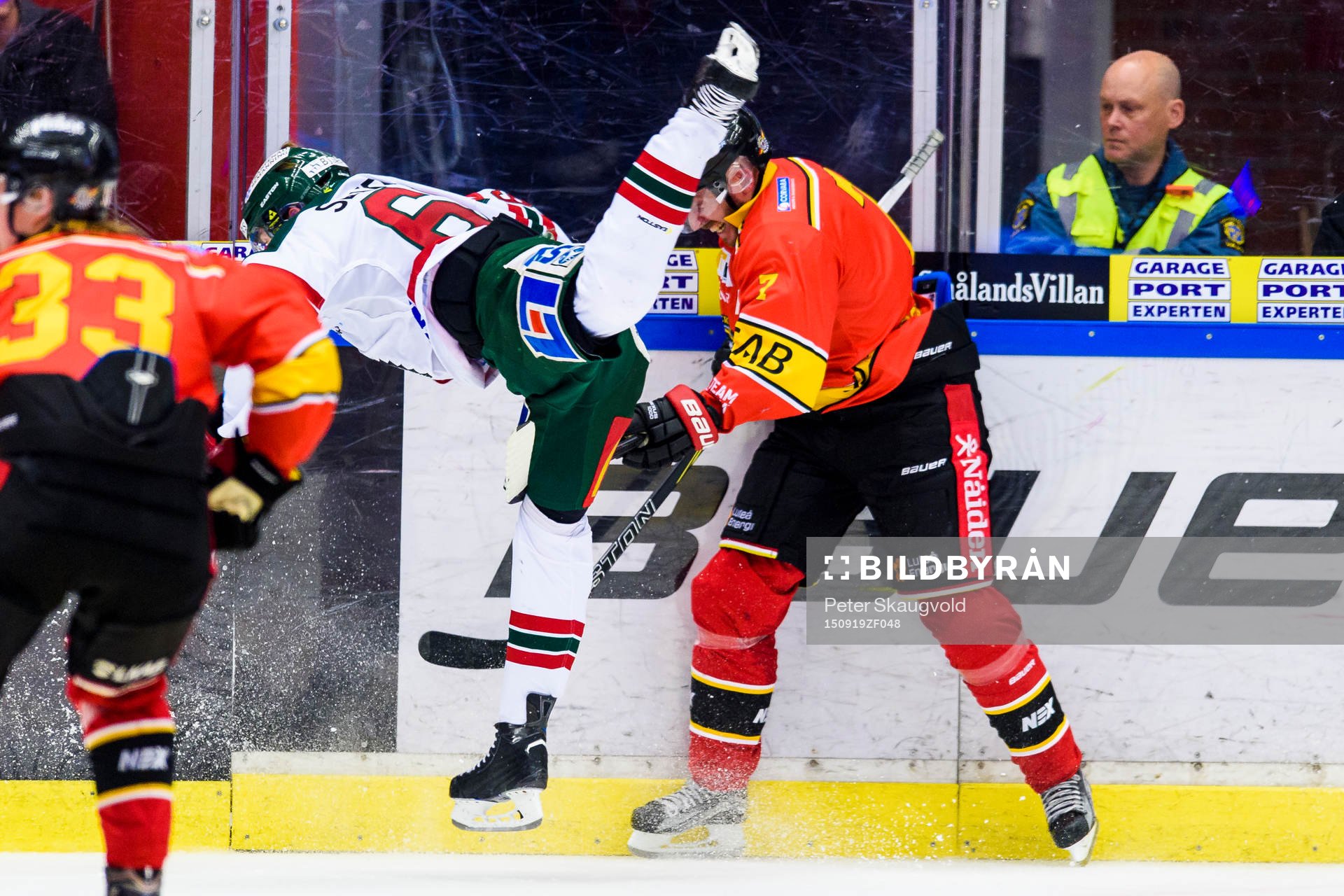 Frölundas Oskar Fantenberg tacklar Luleås Jan Sandström