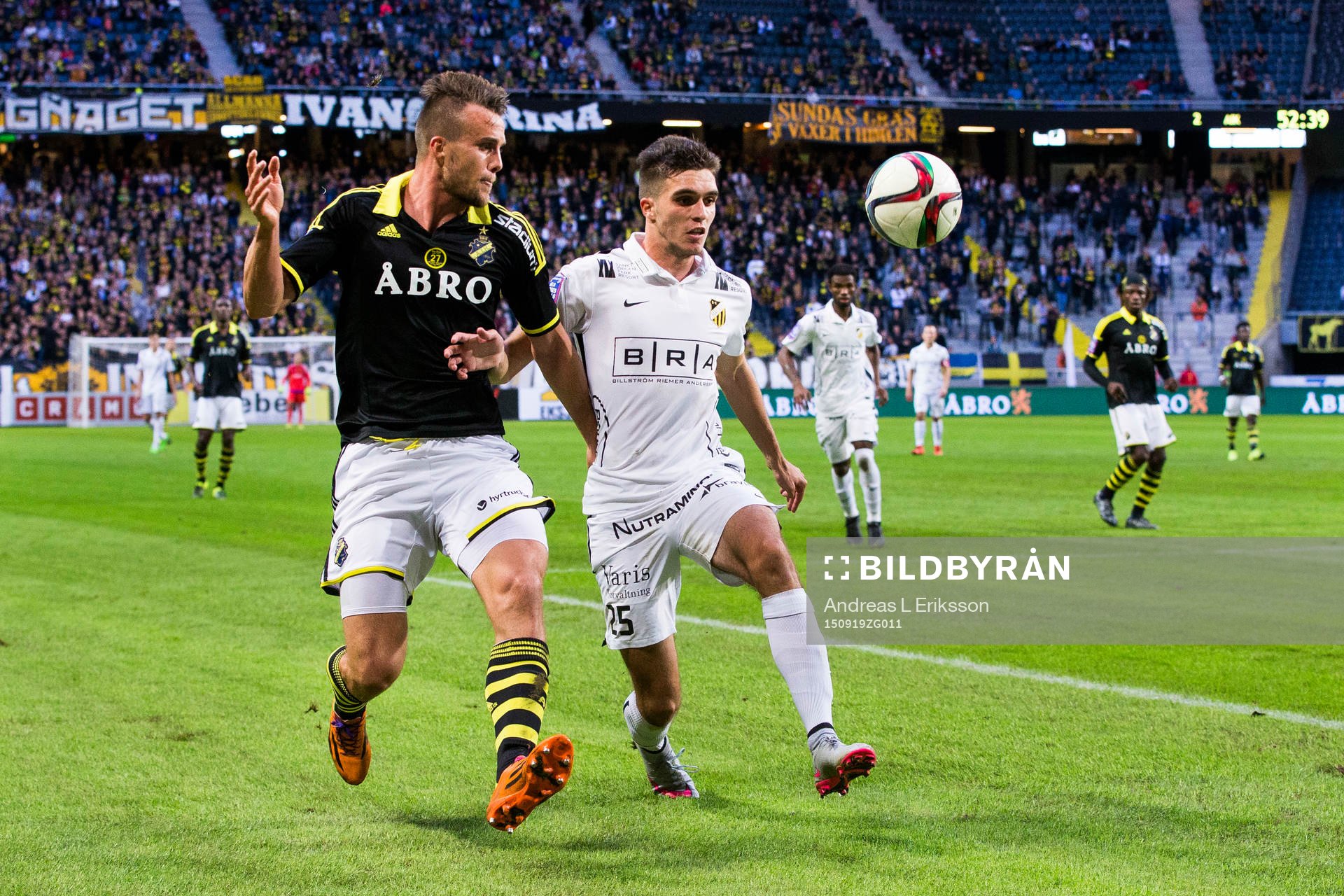 s Fredrik Brustad i kamp om bollen med Häckens Egzon Binaku