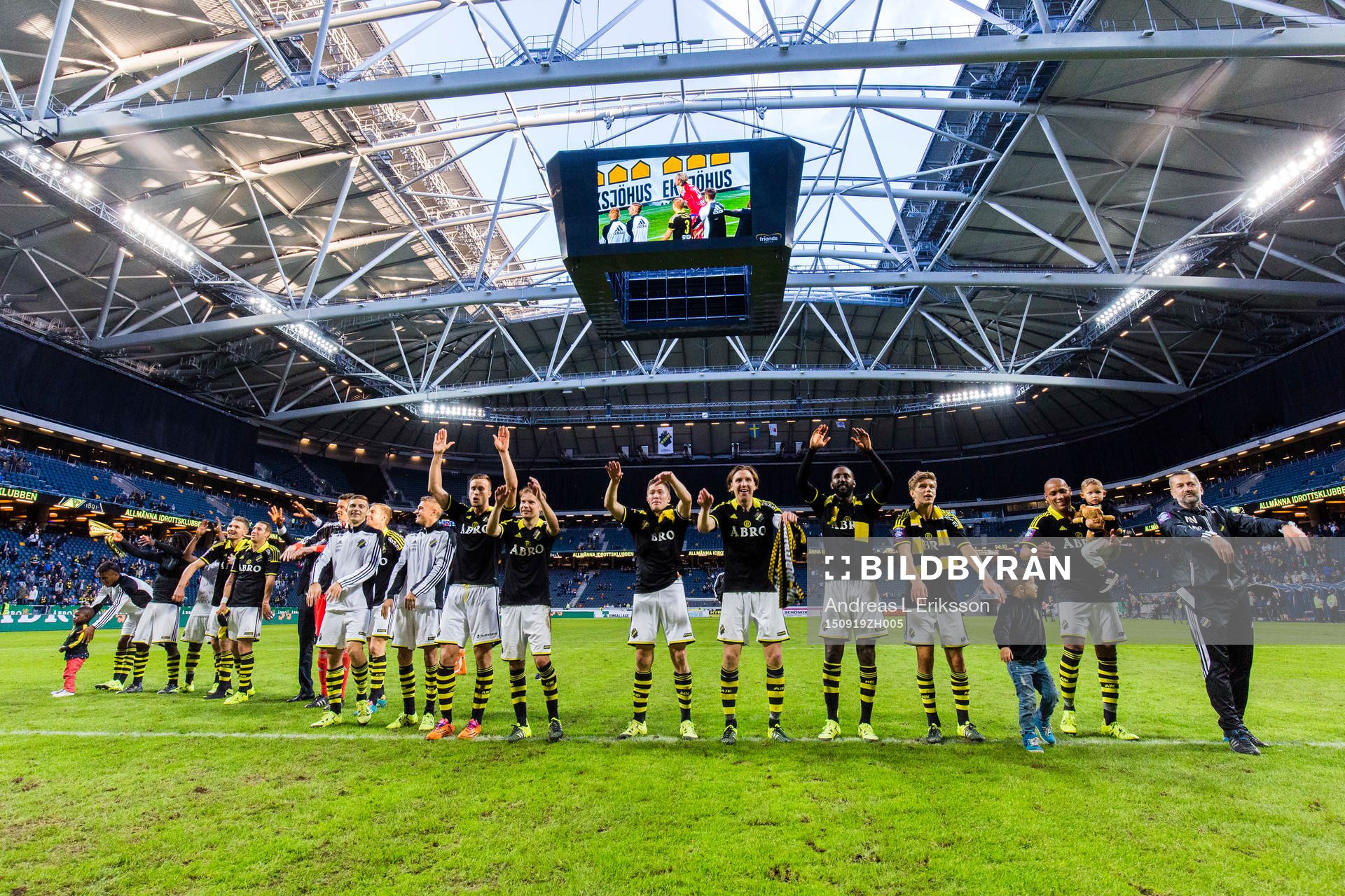 AIK:s spelare firar tillsammans med publiken efter fotbollsmatchen i Allsvenskan mellan AIK och Häcken den 19 september 2015 i Stockholm. 