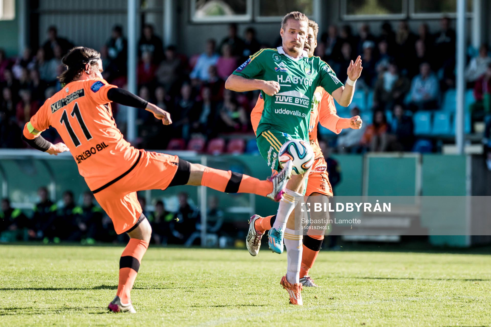 Varbergs Robin Tranberg (v) och Ljungskiles Jonas Lindberg i duell under fotbollsmatchen i Superettan mellan Ljungskile och Varberg den 19 september 2015 i Ljungskile.