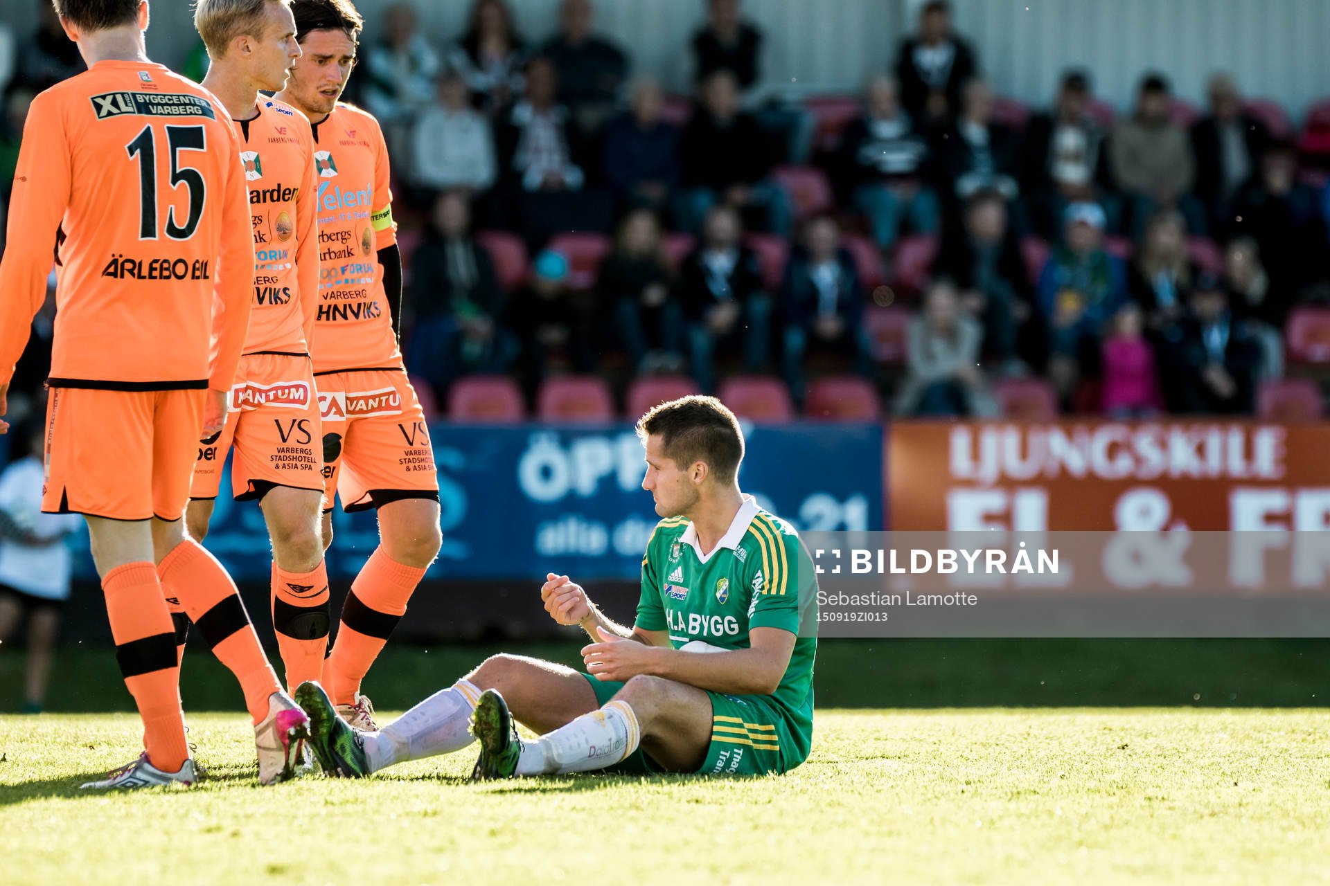 Ljungskiles Gabriel Altemark-Vanneryr  sittandes på planen