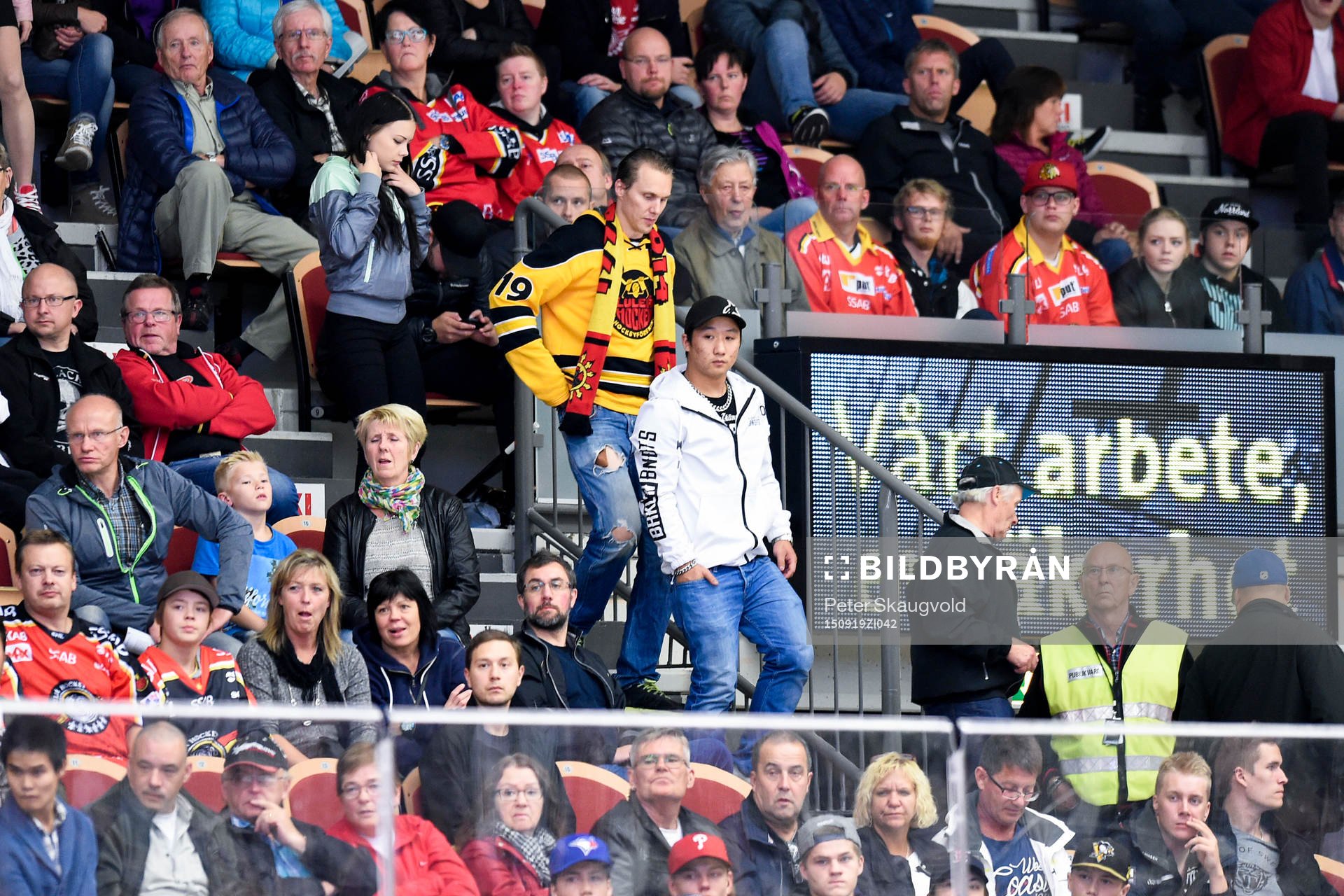 Delar av publiken lämnade arenan innan matchen var slut