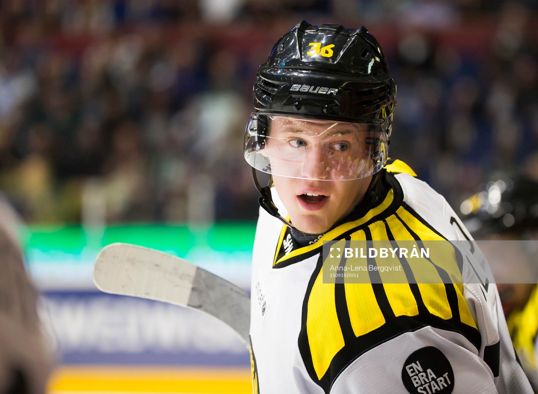 Brynäs Linus Ölund nder ishockeymatchen i SHL mellan
