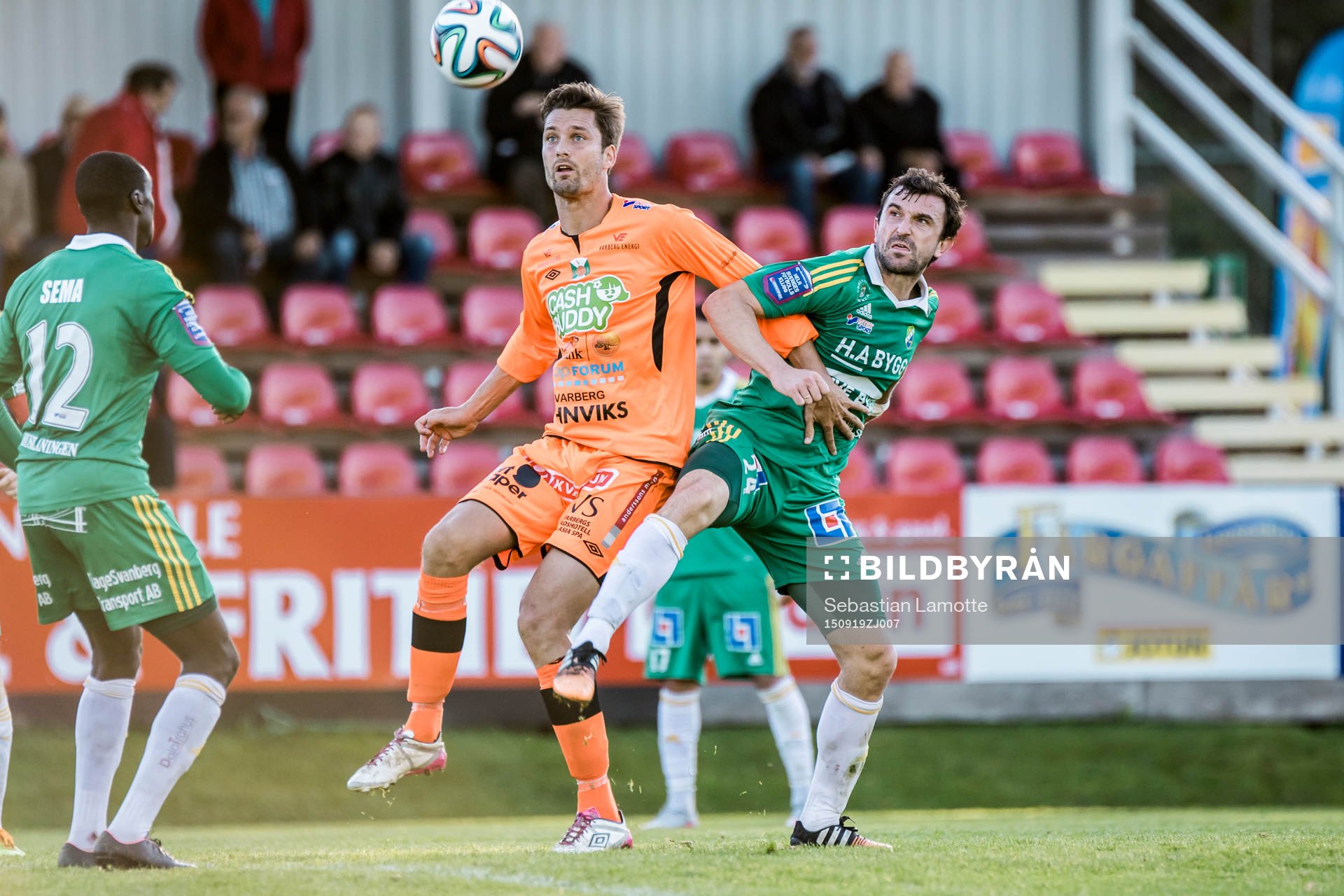 Varbergs Peter Nyström (v) och Ljungskiles Aleksandar Kitic