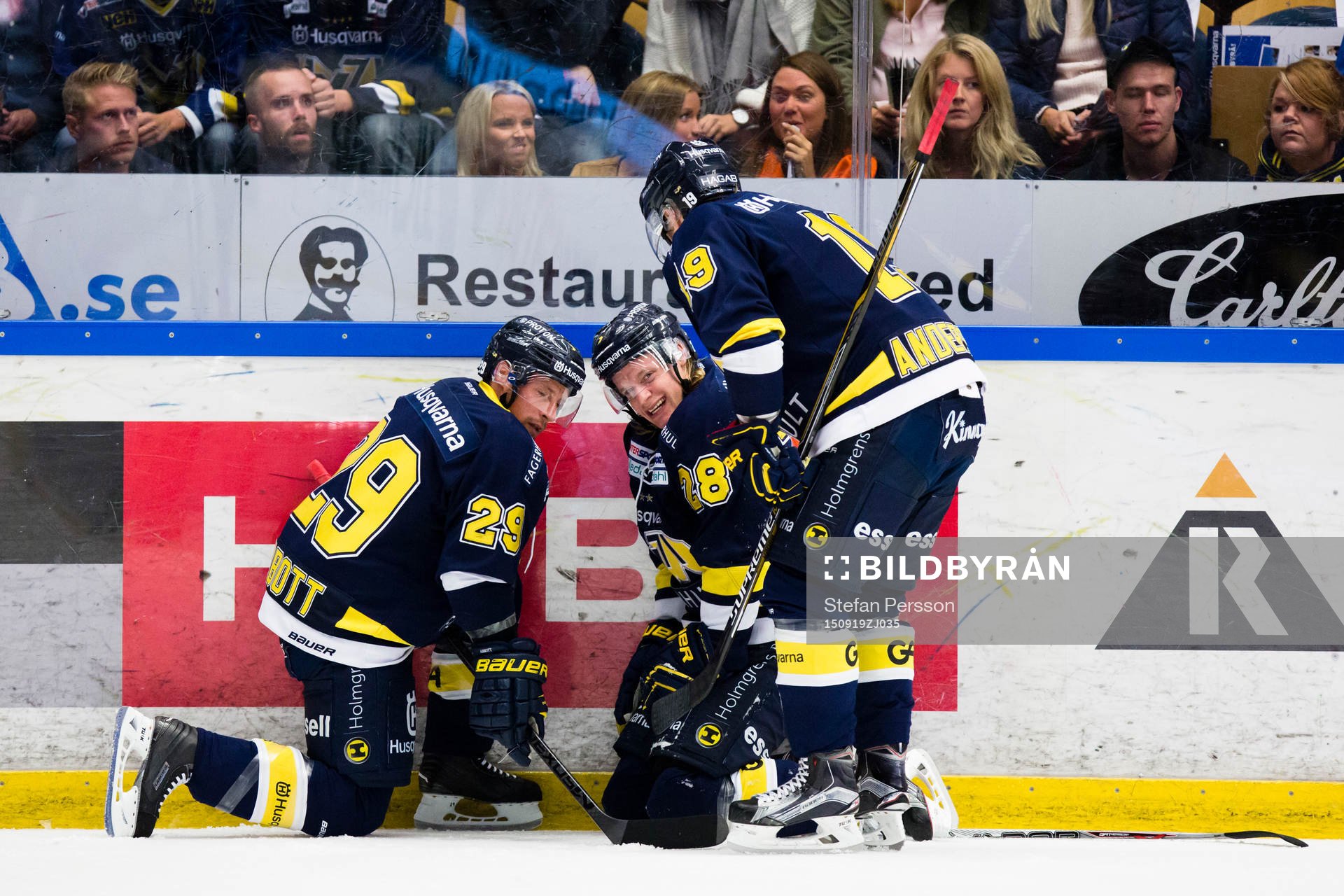 s Anton Bengtsson (i) tas om hand av HV71:s Chris Abbott