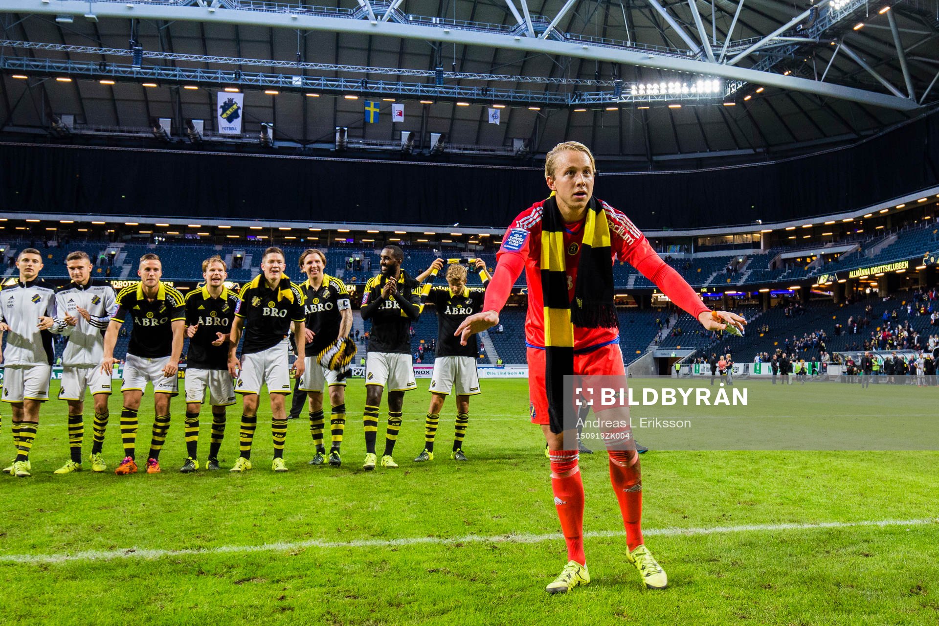 AIK:s målvakt Patrik Carlgren firar tillsammans med publiken efter fotbollsmatchen i Allsvenskan mellan AIK och Häcken den 19 september 2015 i Stockholm.
