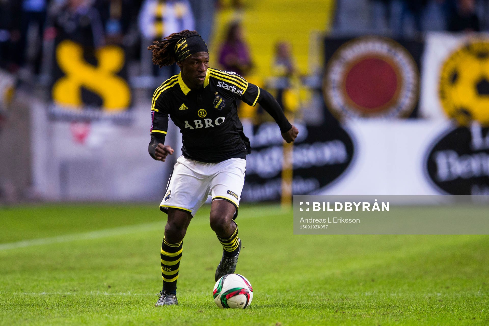 s Mohamed Bangura med bollen