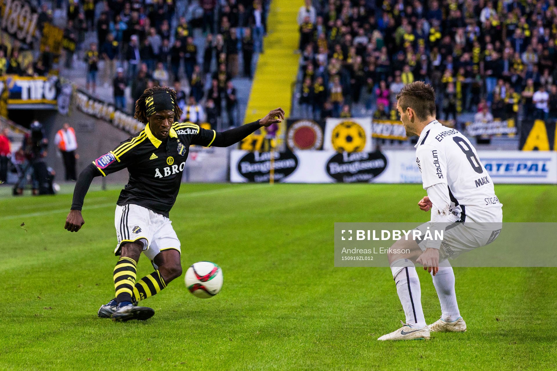 s Mohamed Bangura med ett inlägg förbi Häckens Ivo