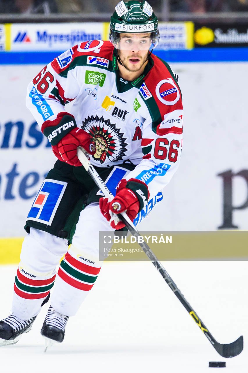 Frölundas Oskar Fantenberg med pucken