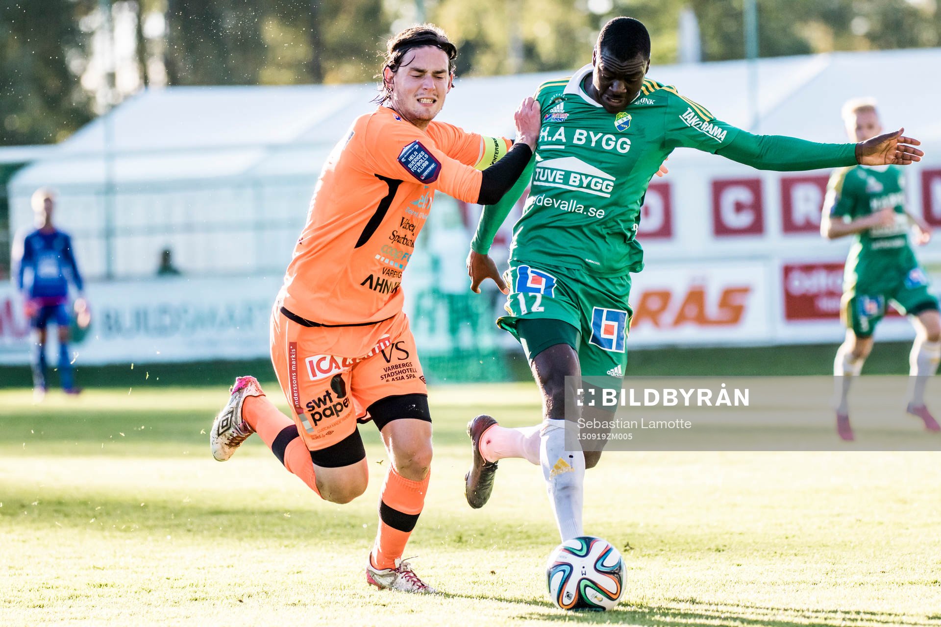 Ljungskiles Ken Sema med bollen före Varbergs Robin Tranberg under fotbollsmatchen i Superettan mellan Ljungskile och Varberg den 19 september 2015 i Ljungskile.