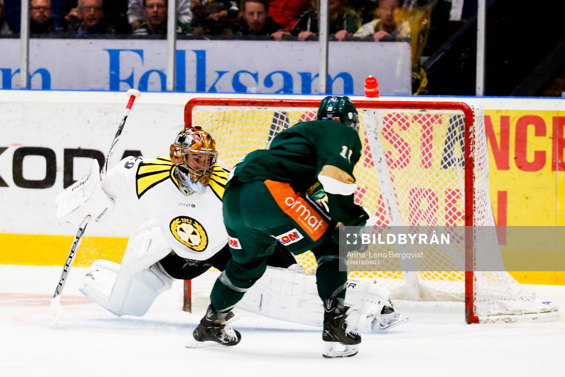 Färjestads Robbie Earl kommer fri mot Brynäs målvakt