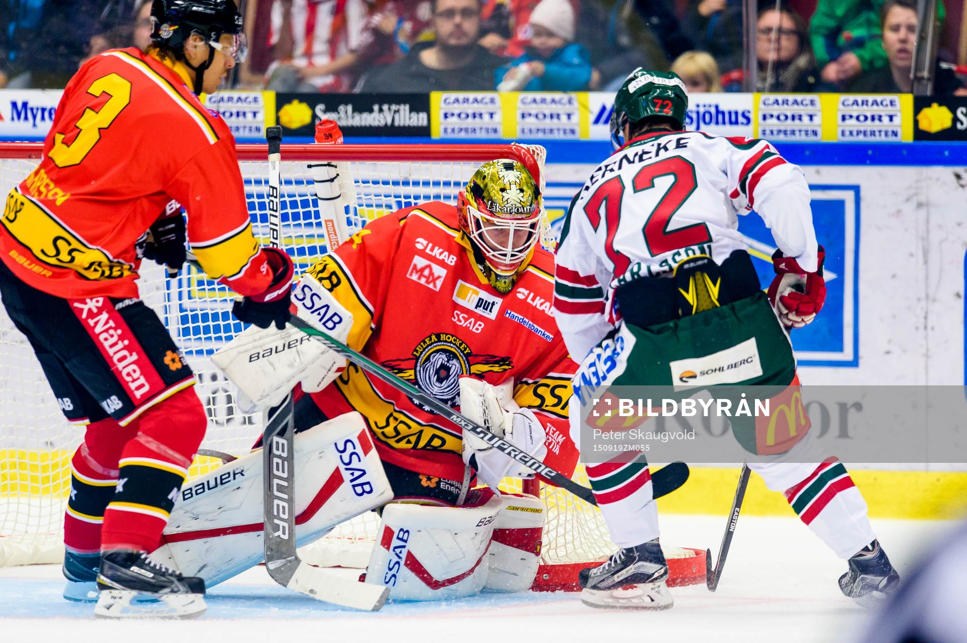 Luleås målvakt Joel Lassinantti räddar ett skott