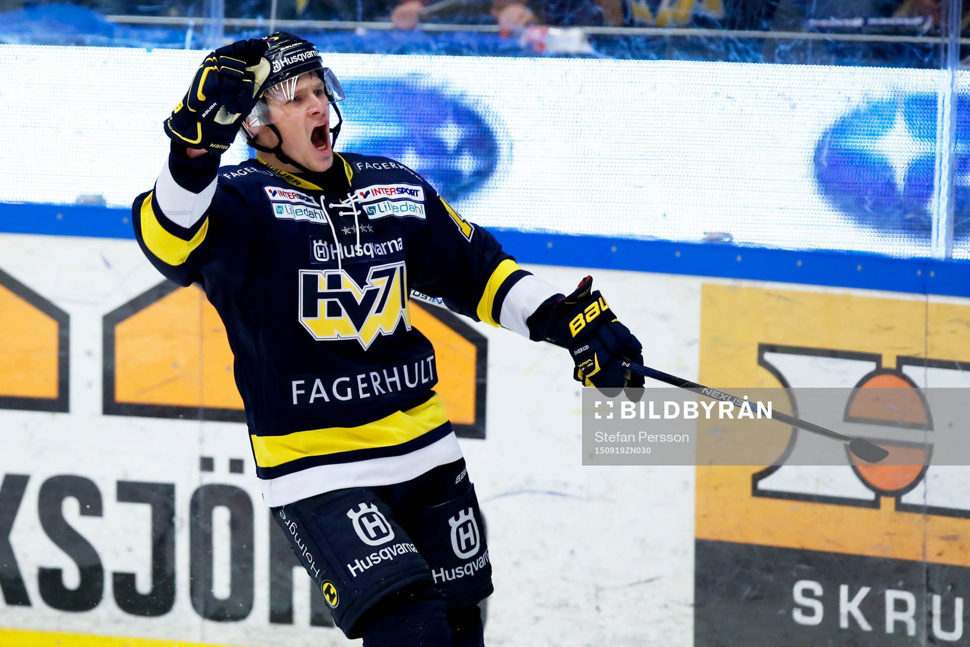 s Simon Önerud jublar
