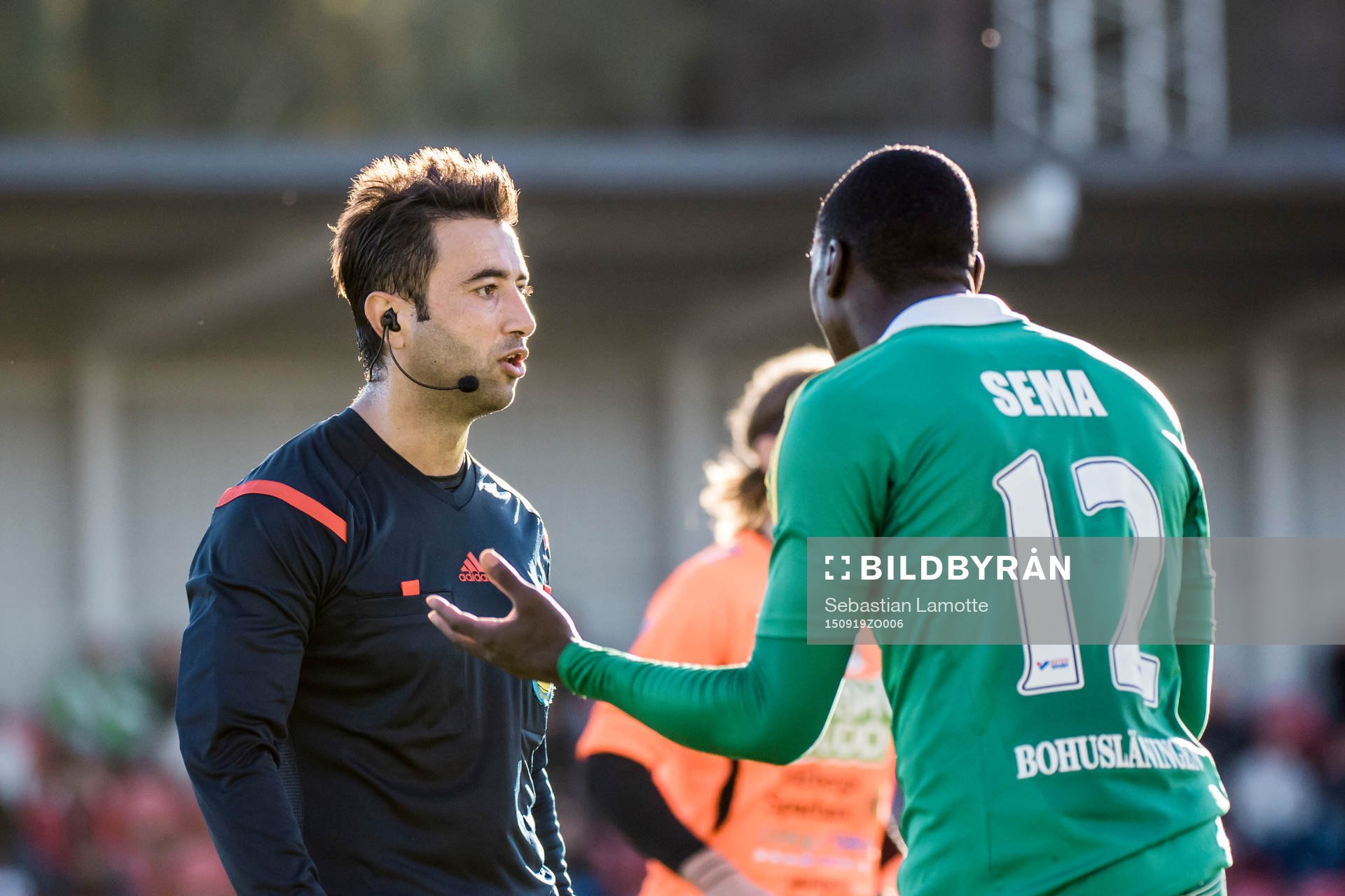 Ljungskiles Ken Sema i diskussion med domare Diako Behnam under fotbollsmatchen i Superettan mellan Ljungskile och Varberg den 19 september 2015 i Ljungskile.