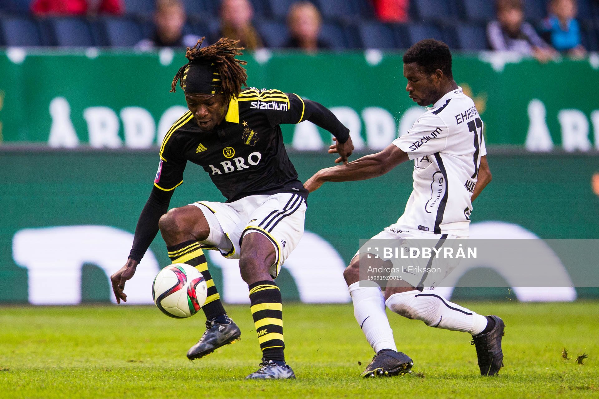 AIK:s Mohamed Bangura och Häckens Mohammed Abubakari under fotbollsmatchen i Allsvenskan mellan AIK och Häcken den 19 september 2015 i Stockholm.