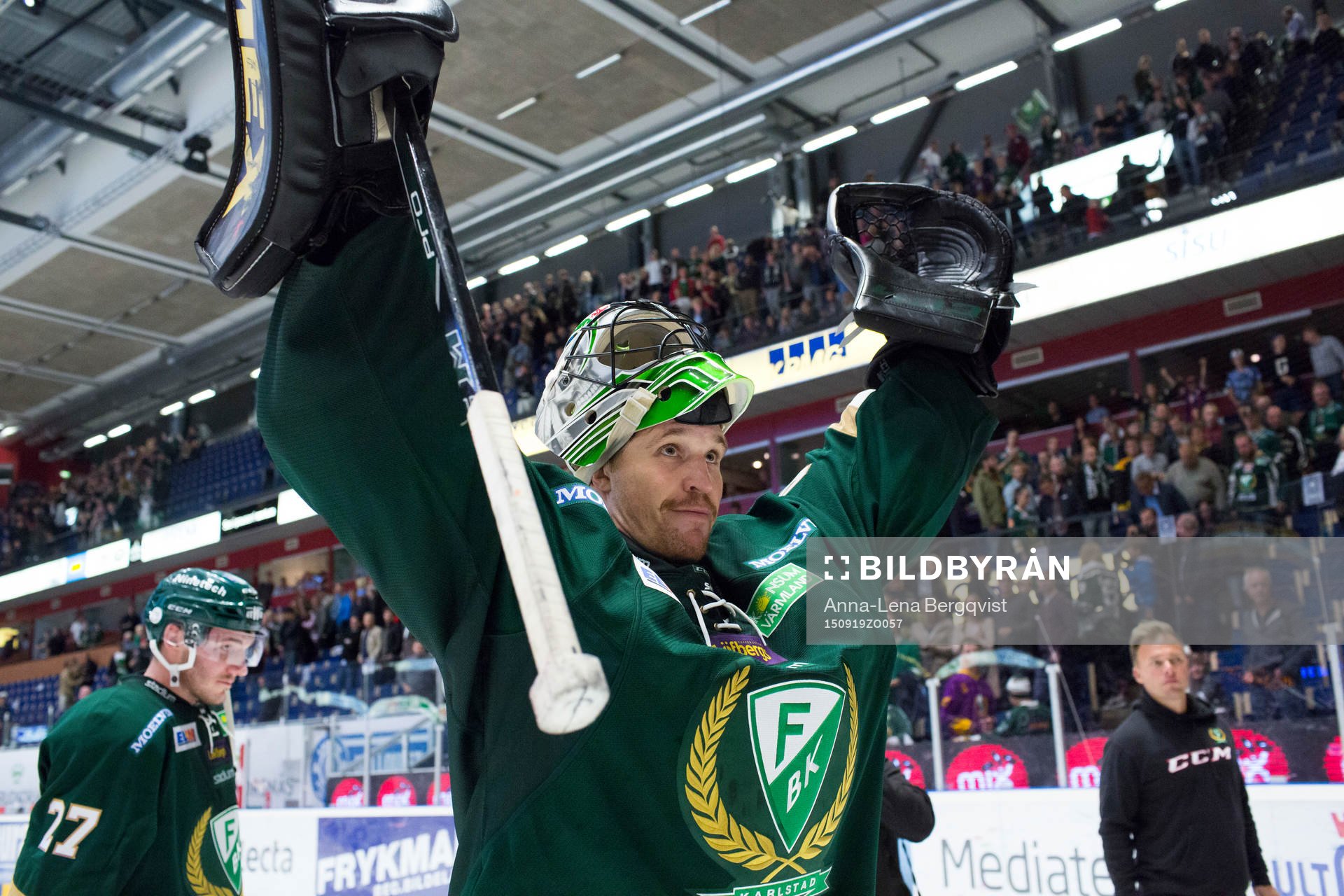 Färjestads målvakt Justin Pogge firar segern
