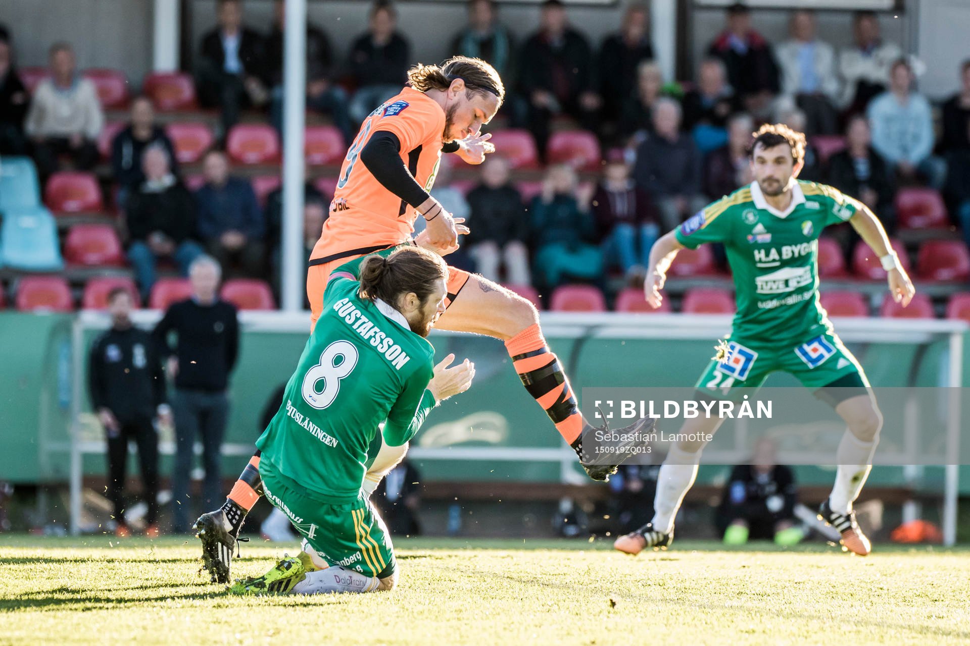 Varbergs David Johannesson i duell med Ljungskiles Markus Gustafsson under fotbollsmatchen i Superettan mellan Ljungskile och Varberg den 19 september 2015 i Ljungskile.