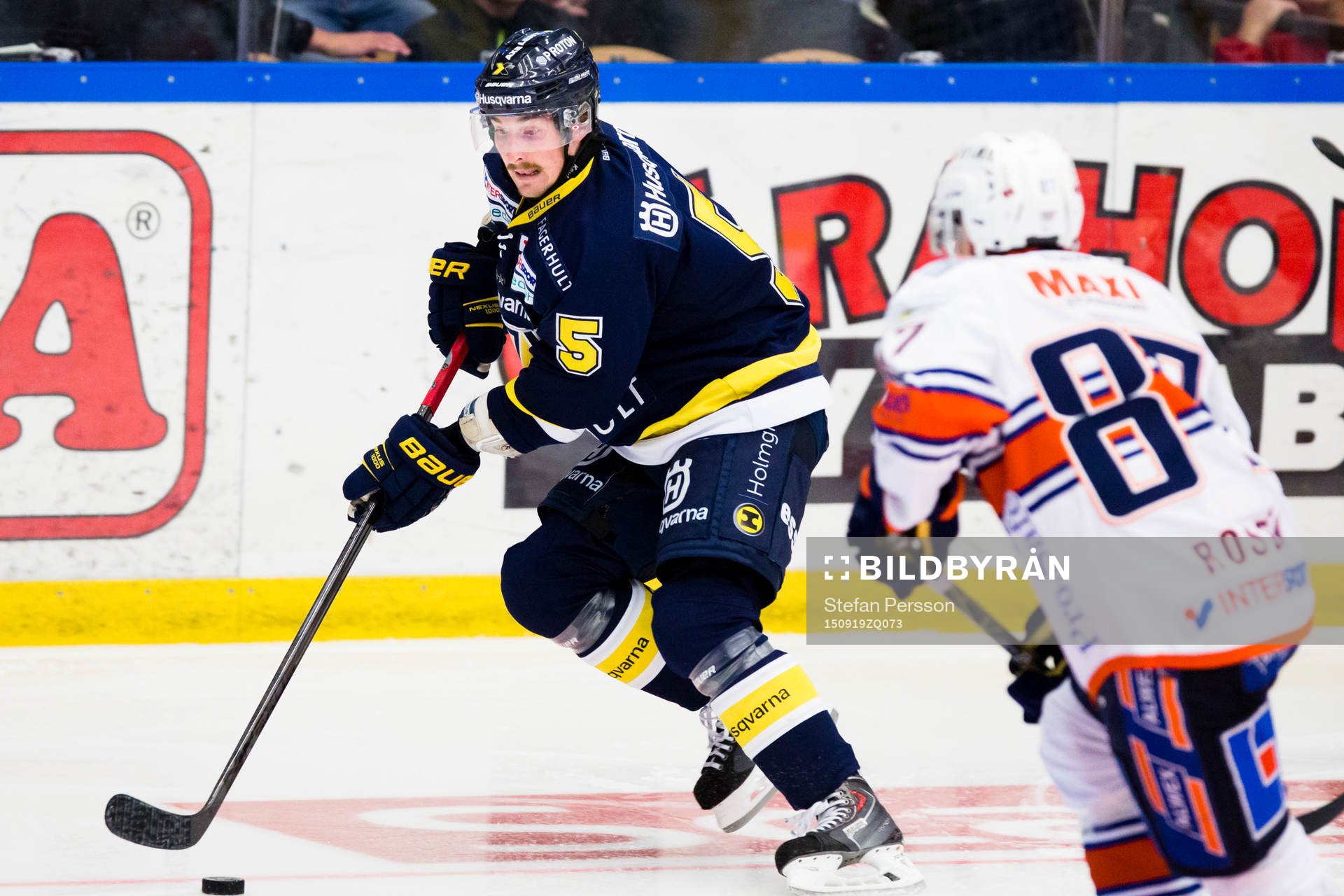 s Adam Almquist med pucken mot Växjös Robert Rosén