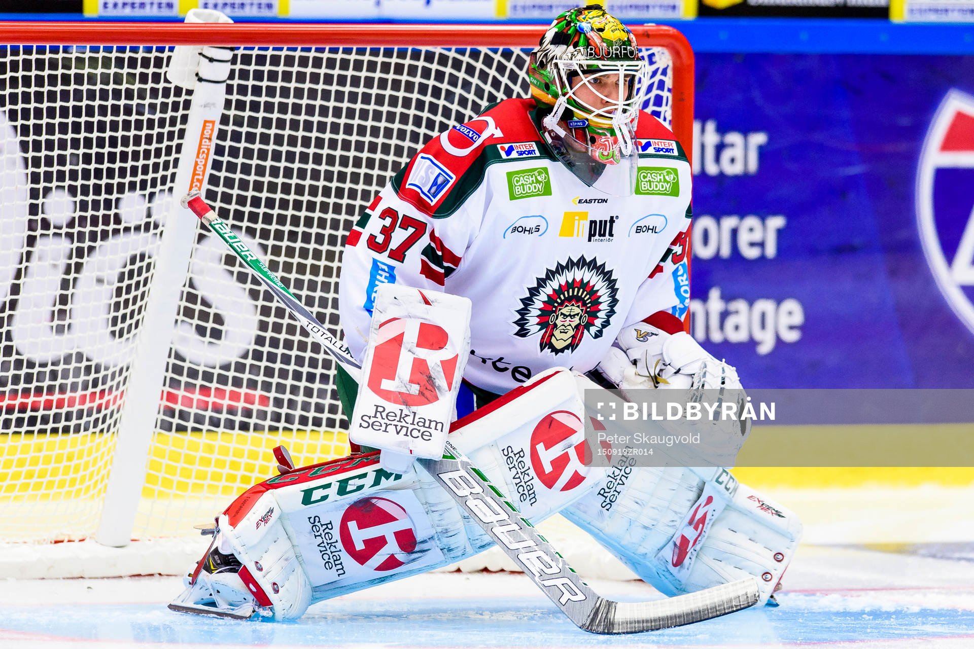 Frölundas målvakt Johan Gustafsson på uppvärmningen