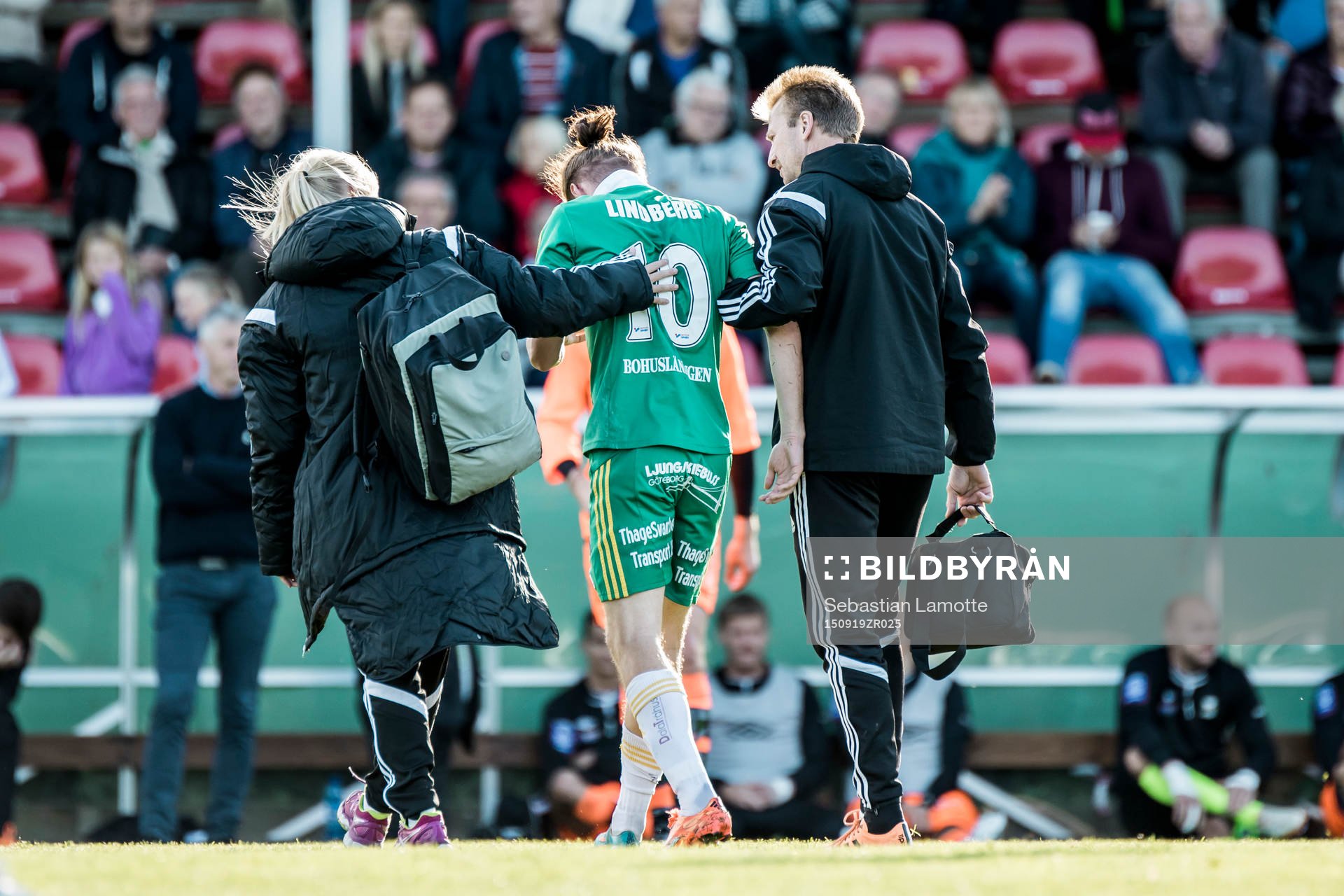Ljungskiles Jonas Lindberg leds  skadad av planen
