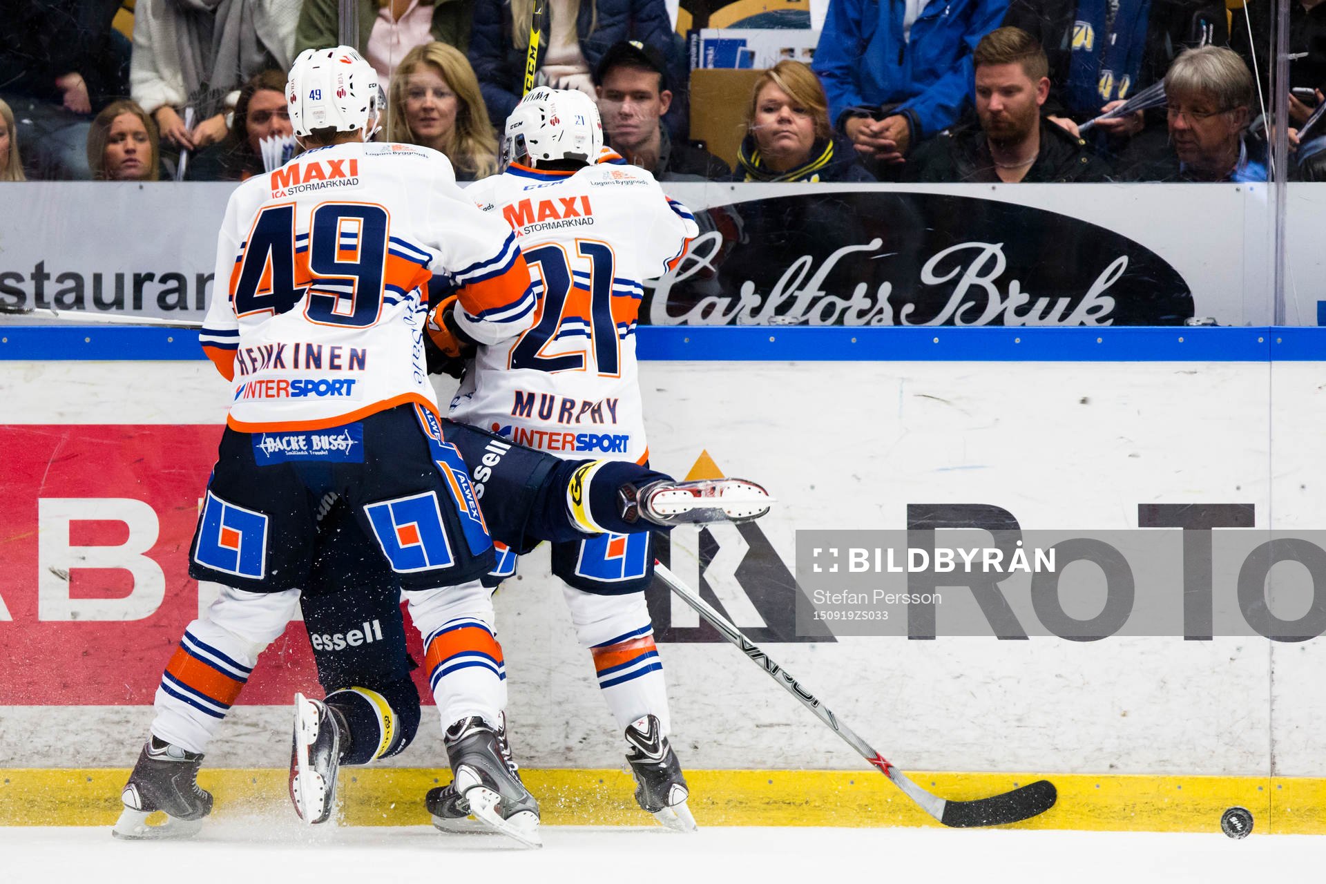 s Anton Bengtsson (i) blir tacklad av Växjös Cory Murphy