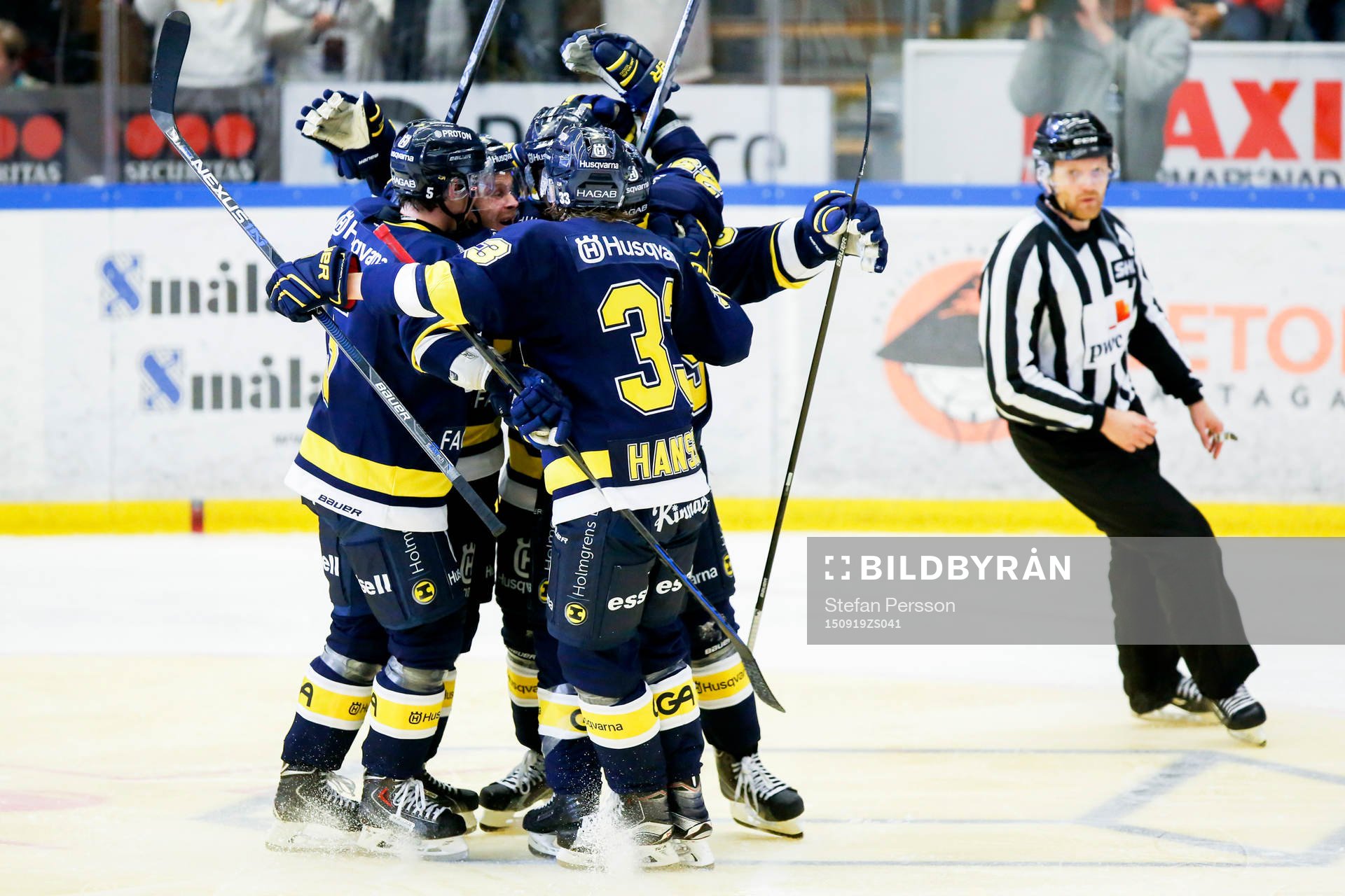 s Teemu Laine jublar