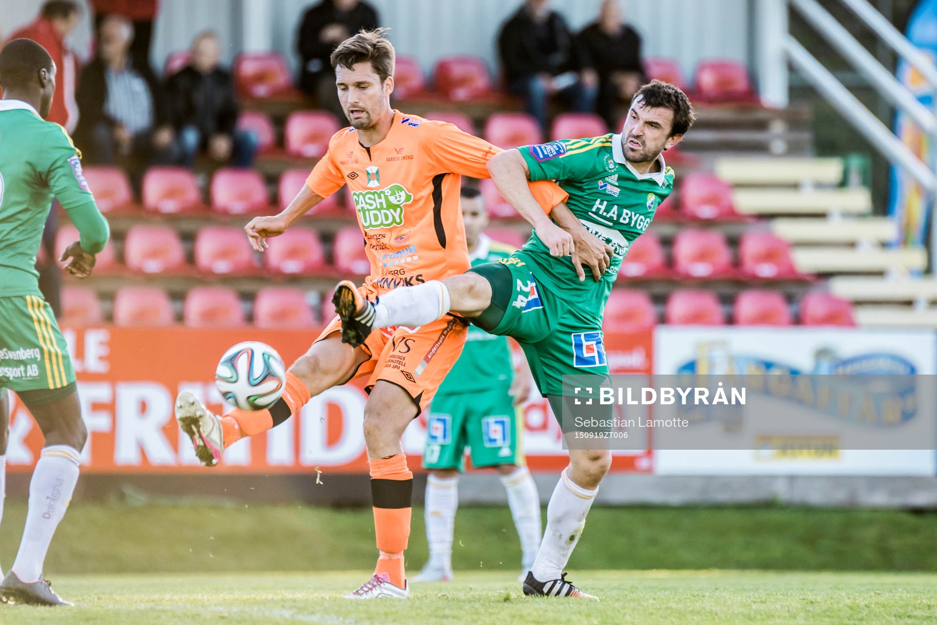 Varbergs Peter Nyström (v) och Ljungskiles Aleksandar Kitic