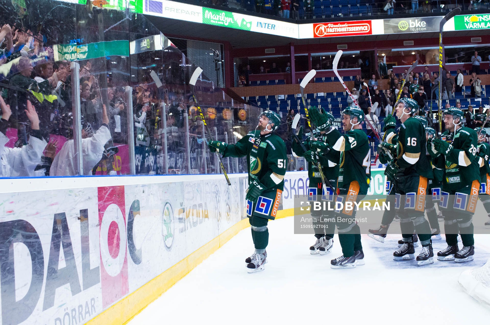 Färjestads spelar jublar tackar supportrarna på