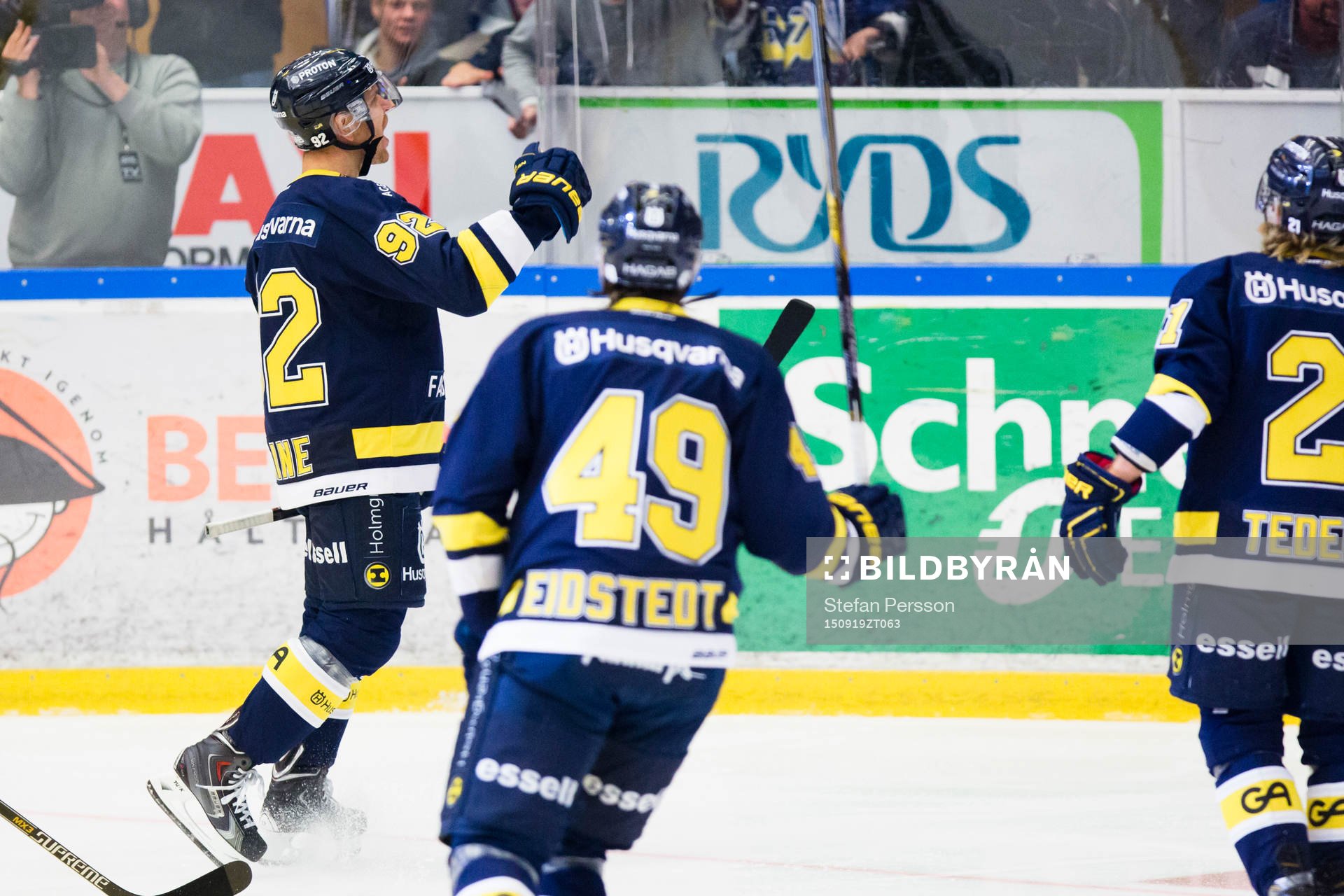 s Teemu Laine, Axel Eidstedt och Mattias Tedenby jublar