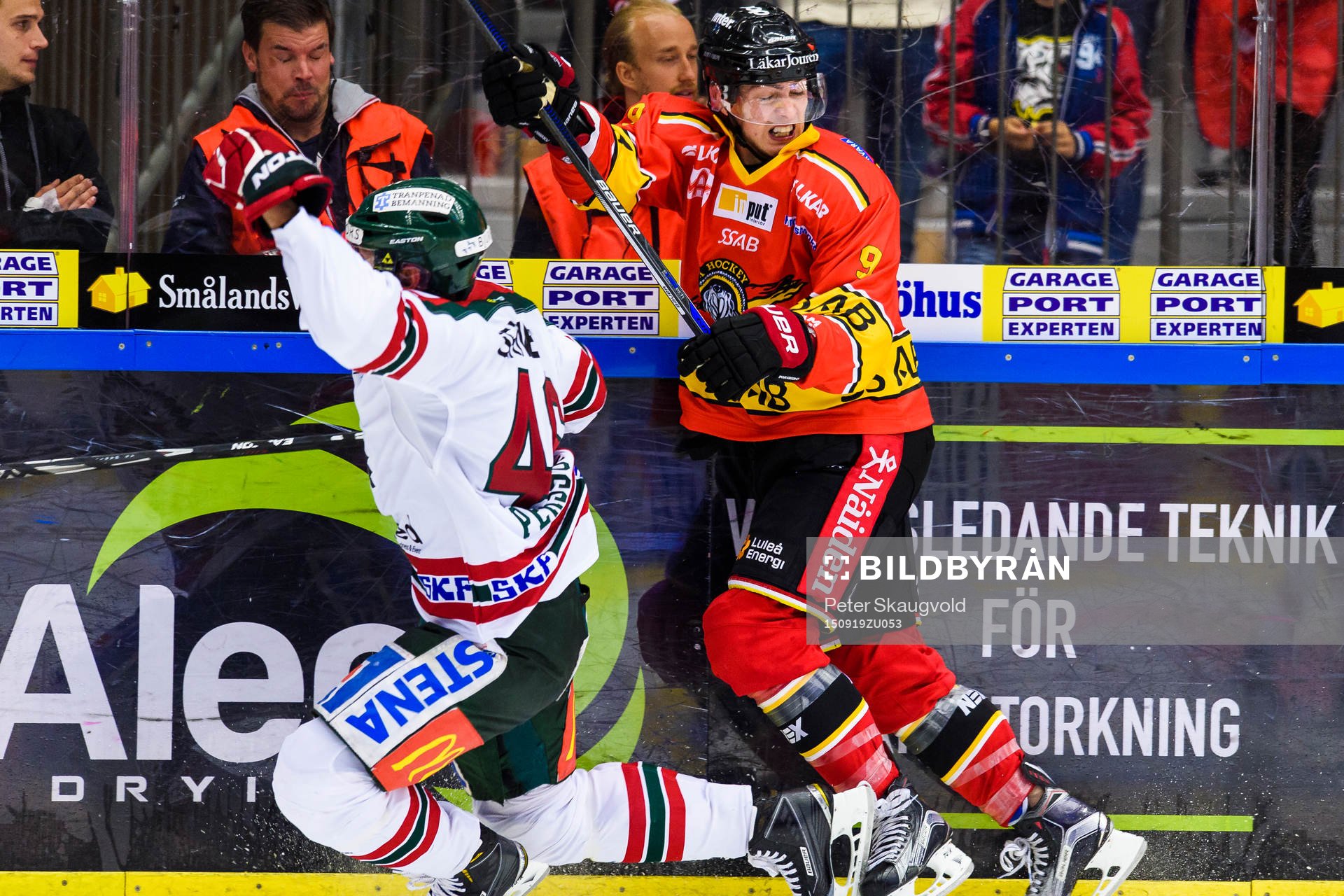 Frölundas Christoffer Persson blir tacklad av Luleås