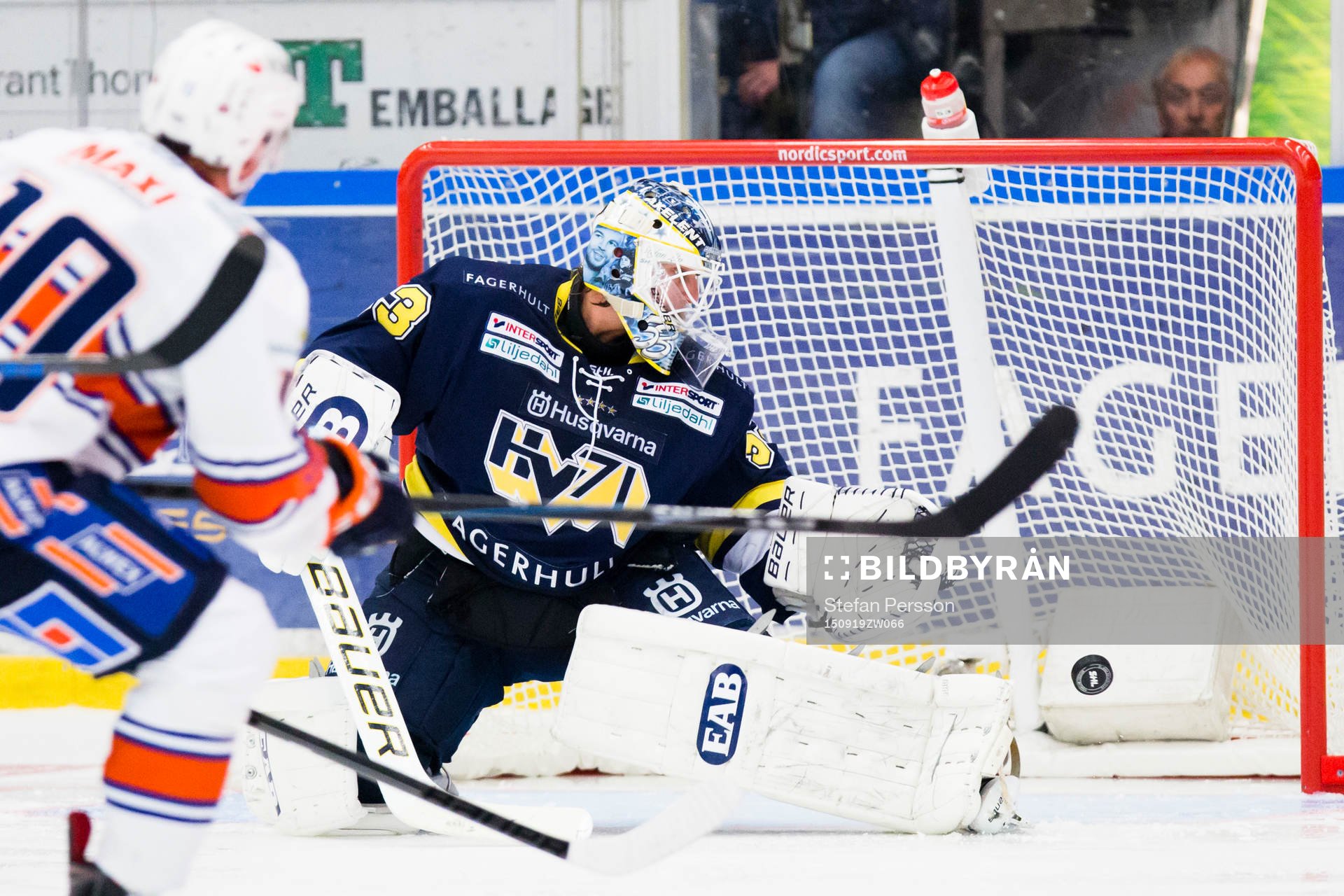 s målvakt Fredrik Pettersson-Wentzel (h) räddar skott