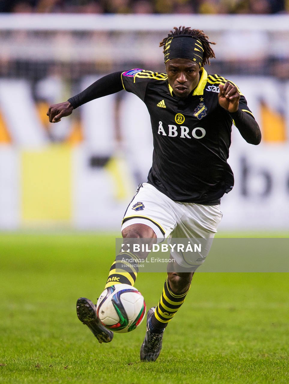 s Mohamed Bangura med bollen
