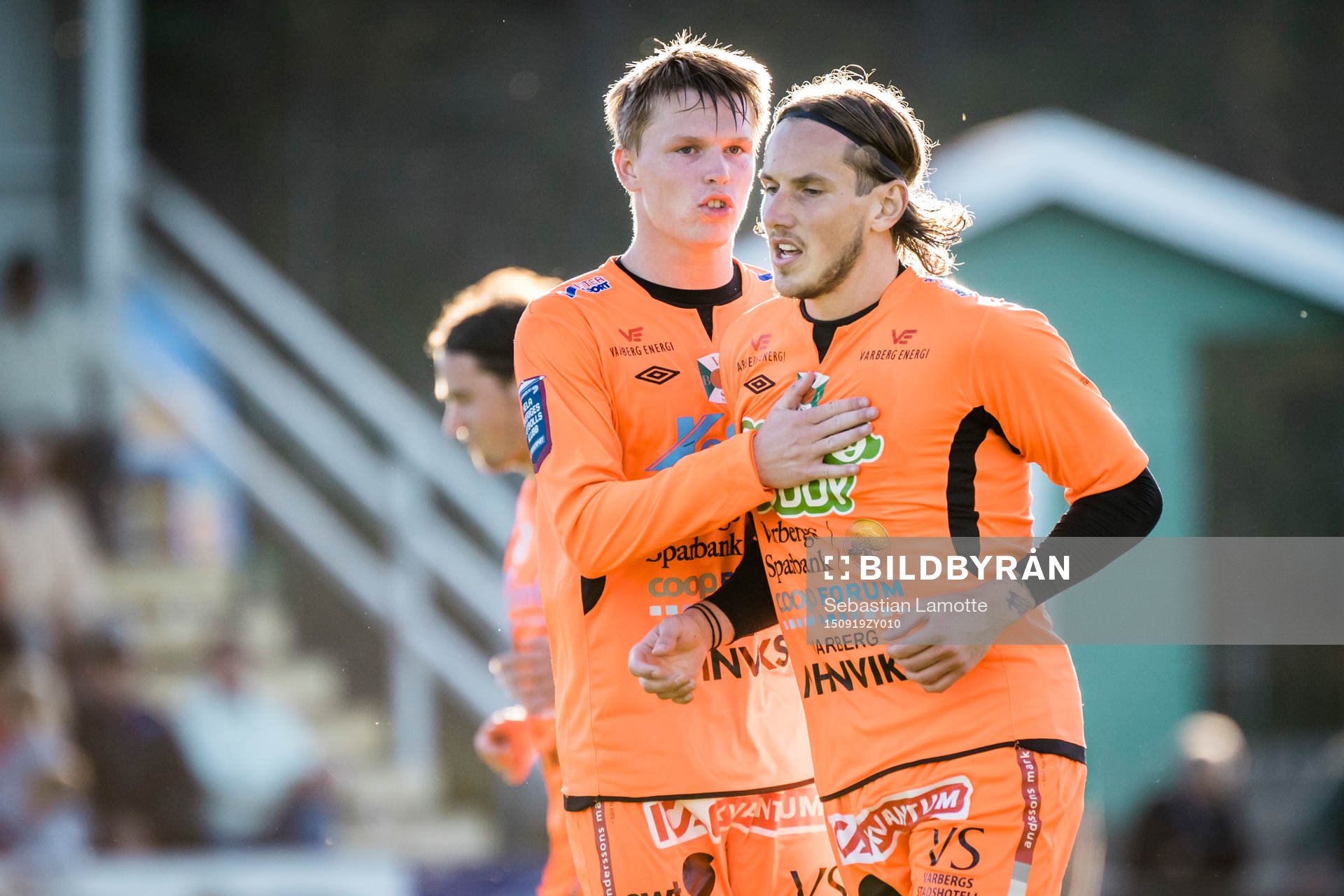 Varbergs David Johannesson (h) har gjort 1-1 och jublar med lagkamraterna under fotbollsmatchen i Superettan mellan Ljungskile och Varberg den 19 september 2015 i Ljungskile.