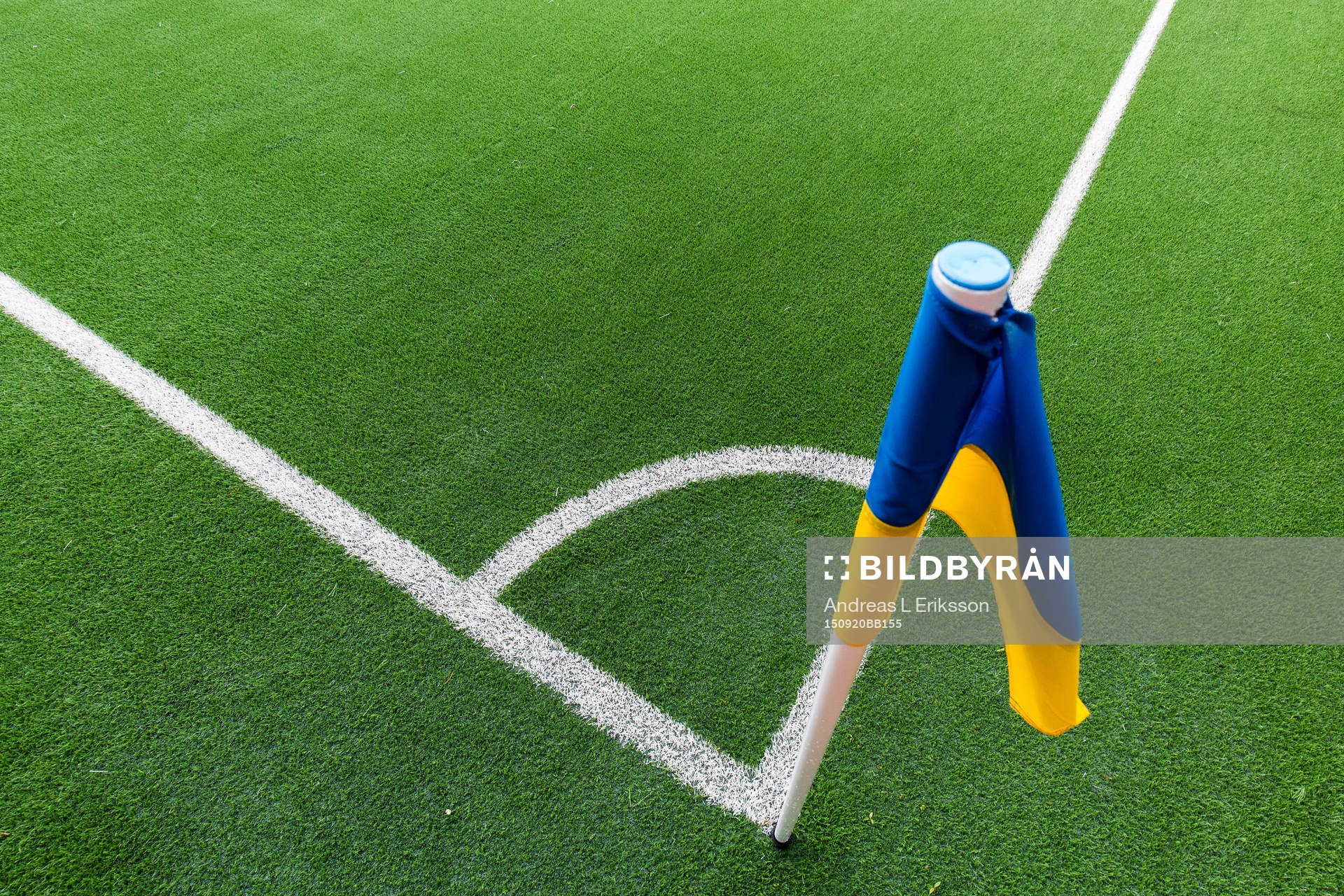En hörnflagga och konstgräs  innan fotbollsmatchen i