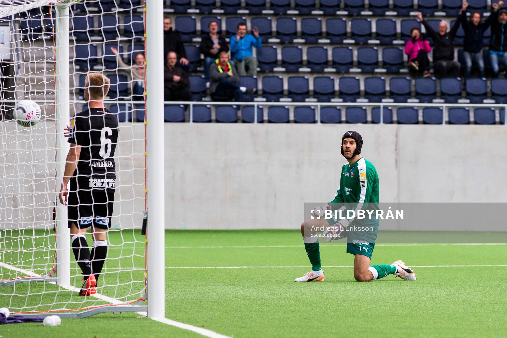 Helsingborgs målvakt Matt Pyzdrowski deppar