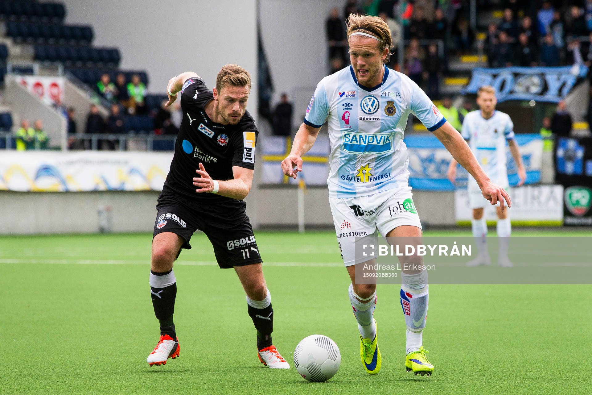 Helsingborgs Arnór Smárason jagar Gefles Anders