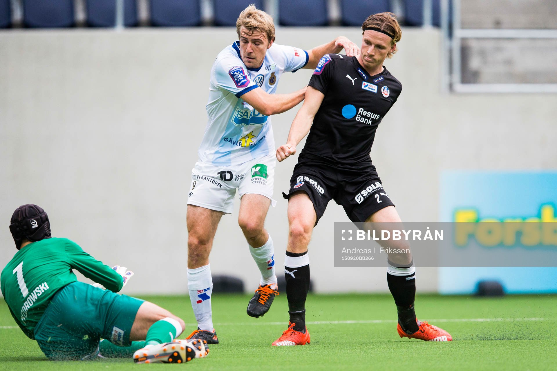 Helsingborgs målvakt Matt Pyzdrowski tar hand om bollen