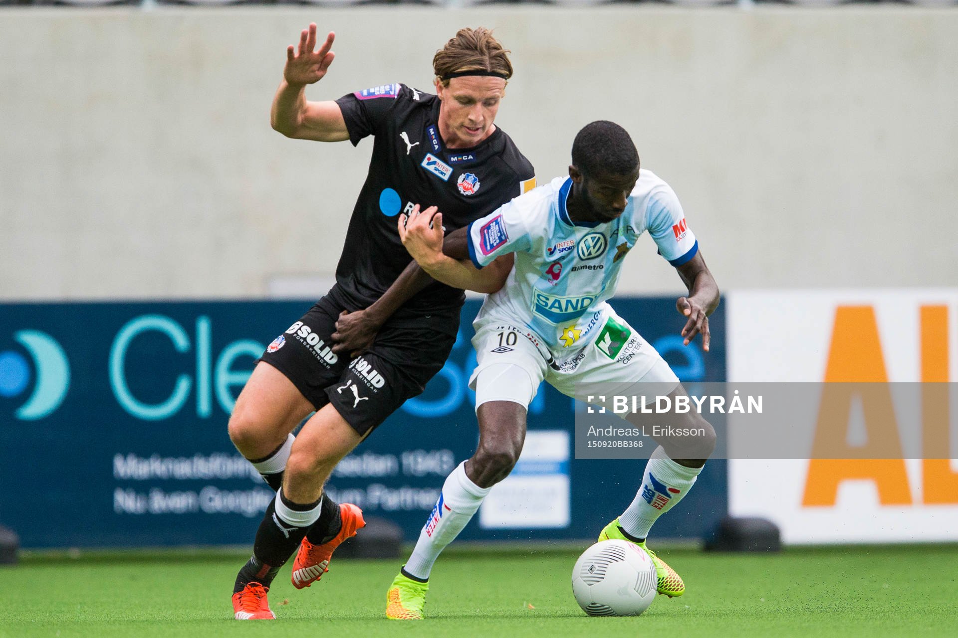 Helsingborgs Carl Johansson i kamp om bollen med Gefles Dioh Williams under fotbollsmatchen i Allsvenskan mellan Gefle och Helsingborg den 20 september 2015 i Gävle.