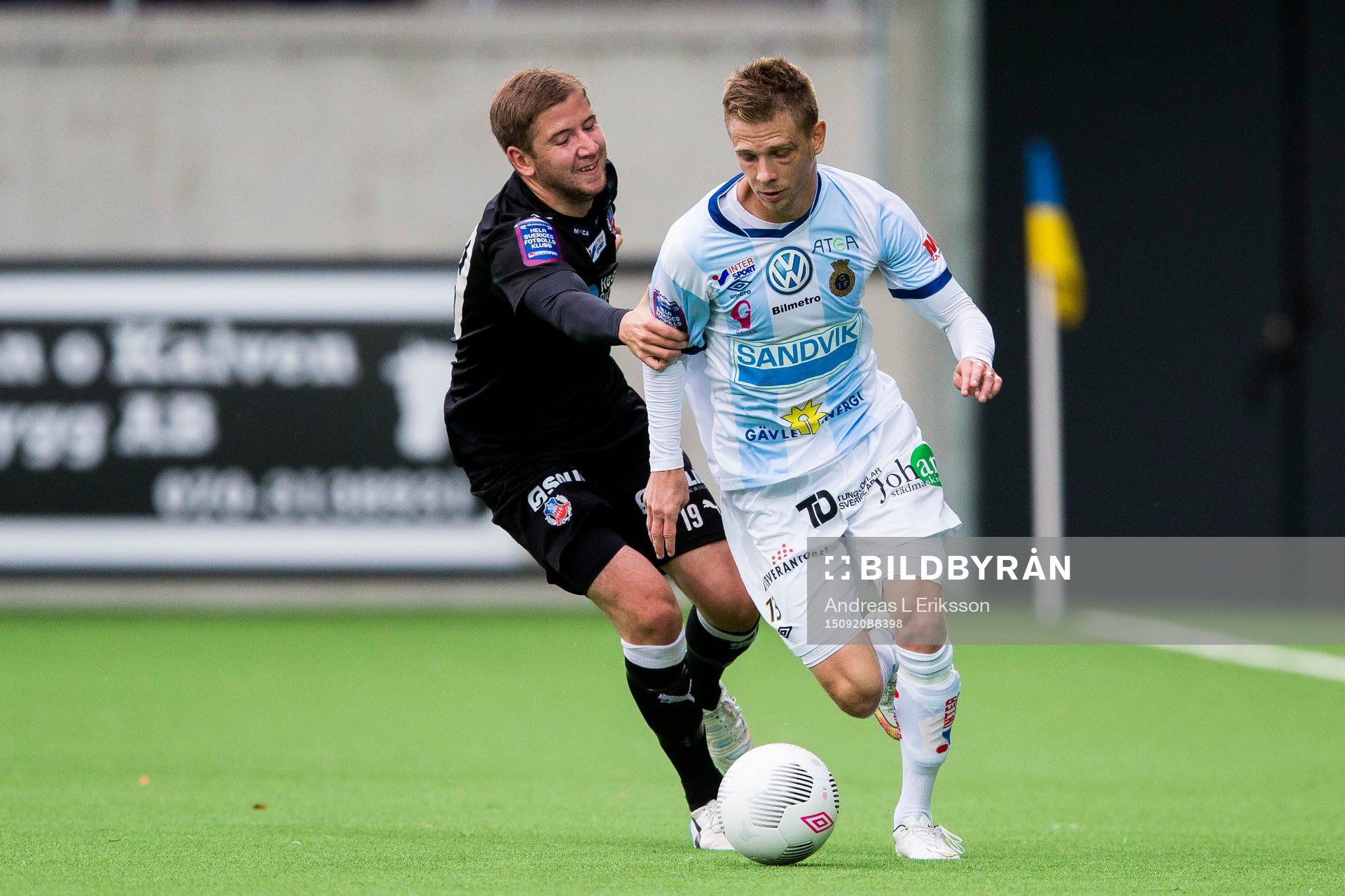 Helsingborgs Darijan Bojanic tar tag i armen på Gefles