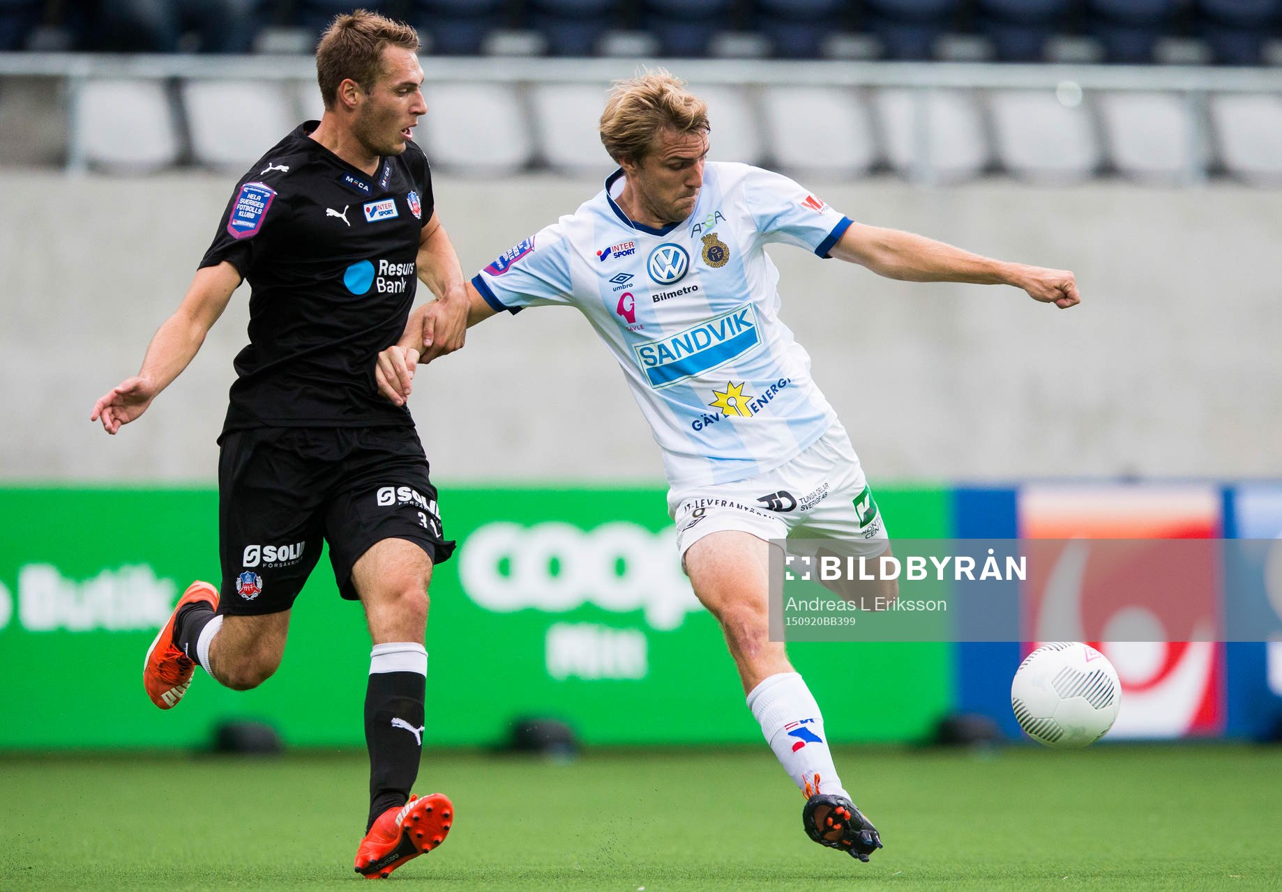 Helsingborgs Frederik Helstrup Jensen i kamp om bollen med