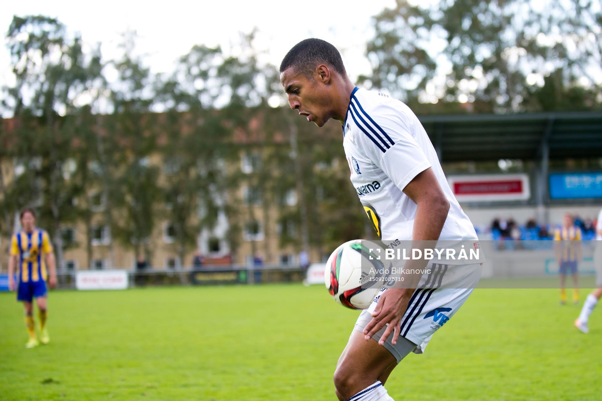 Husqvarnas Simon Karlsson Adjei under fotbollsmatchen i Division 1 Södra mellan Eskilsminne och Husqvarna den 20 september 2015 i Helsingborg