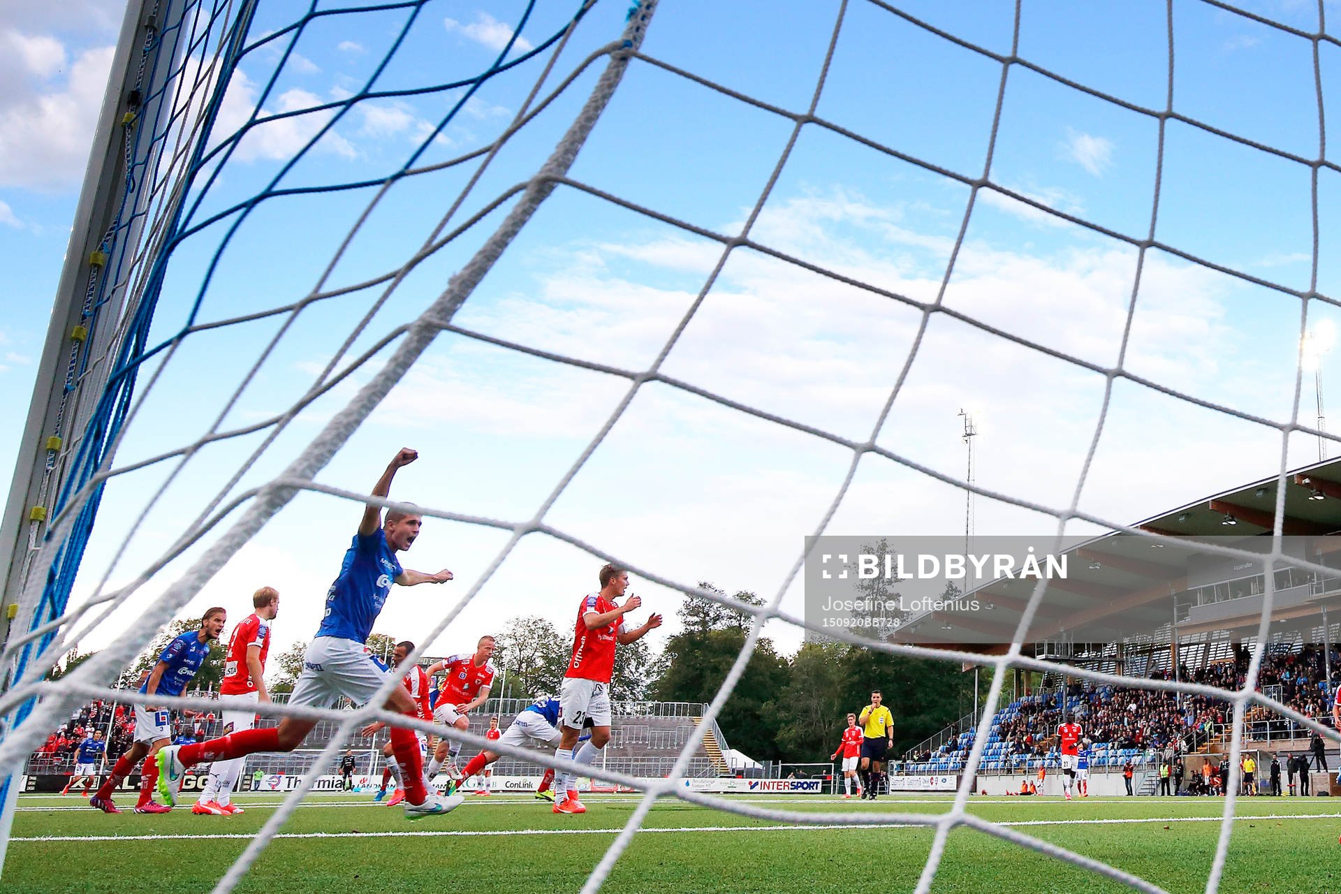 Åtvidabergs Mario Jelavic jublar och Kalmars Viktor Elm
