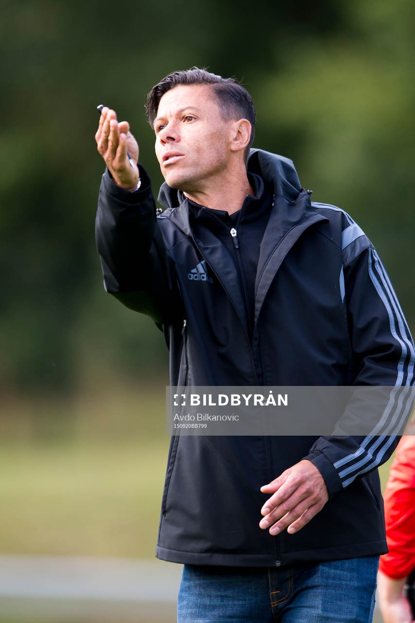 Eskilsminnes tränare Martin Pringle under fotbollsmatchen i Division 1 Södra mellan Eskilsminne och Husqvarna den 20 september 2015 i Helsingborg
