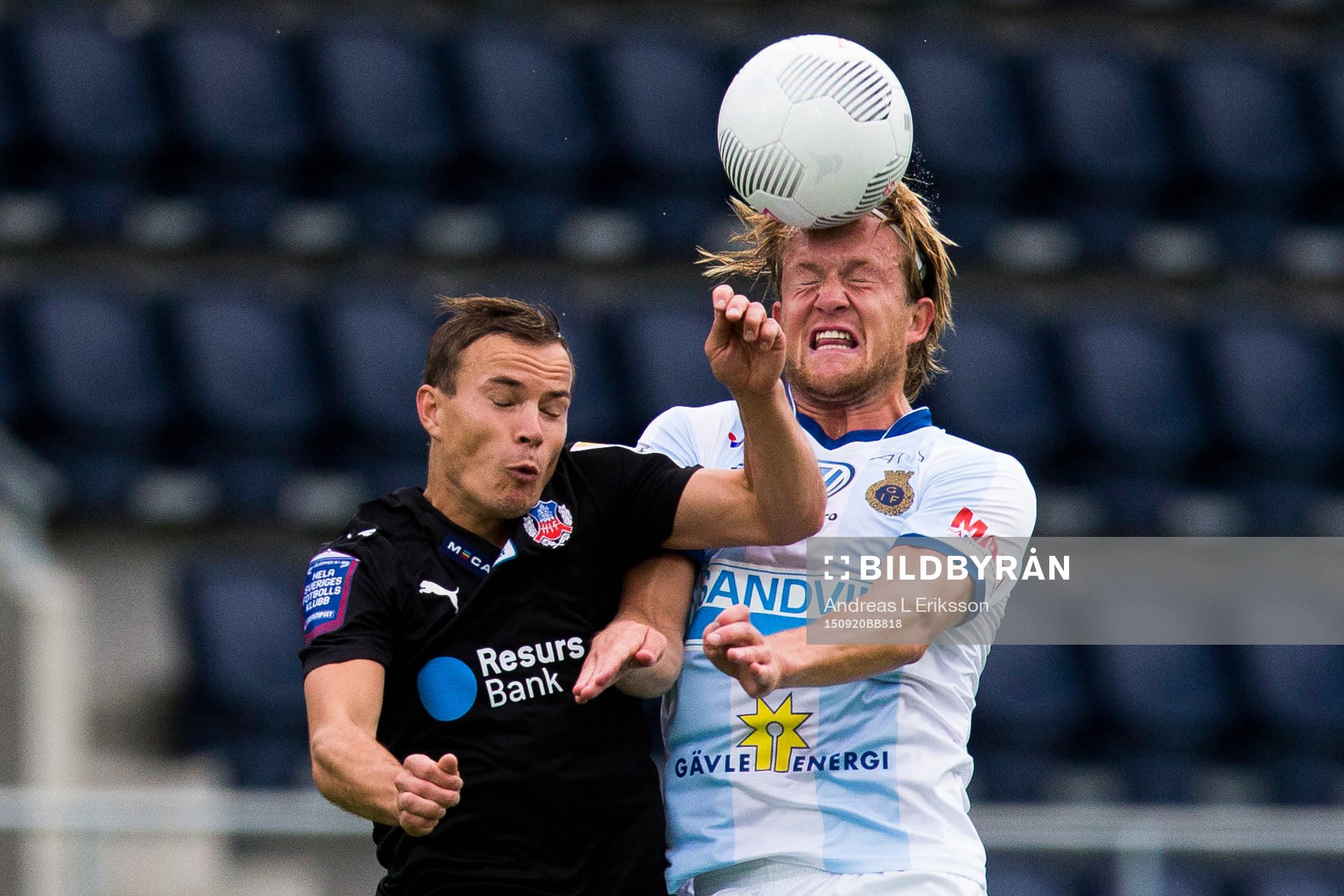 Helsingborgs Anton Wede i en nickduell med Gefles Anders
