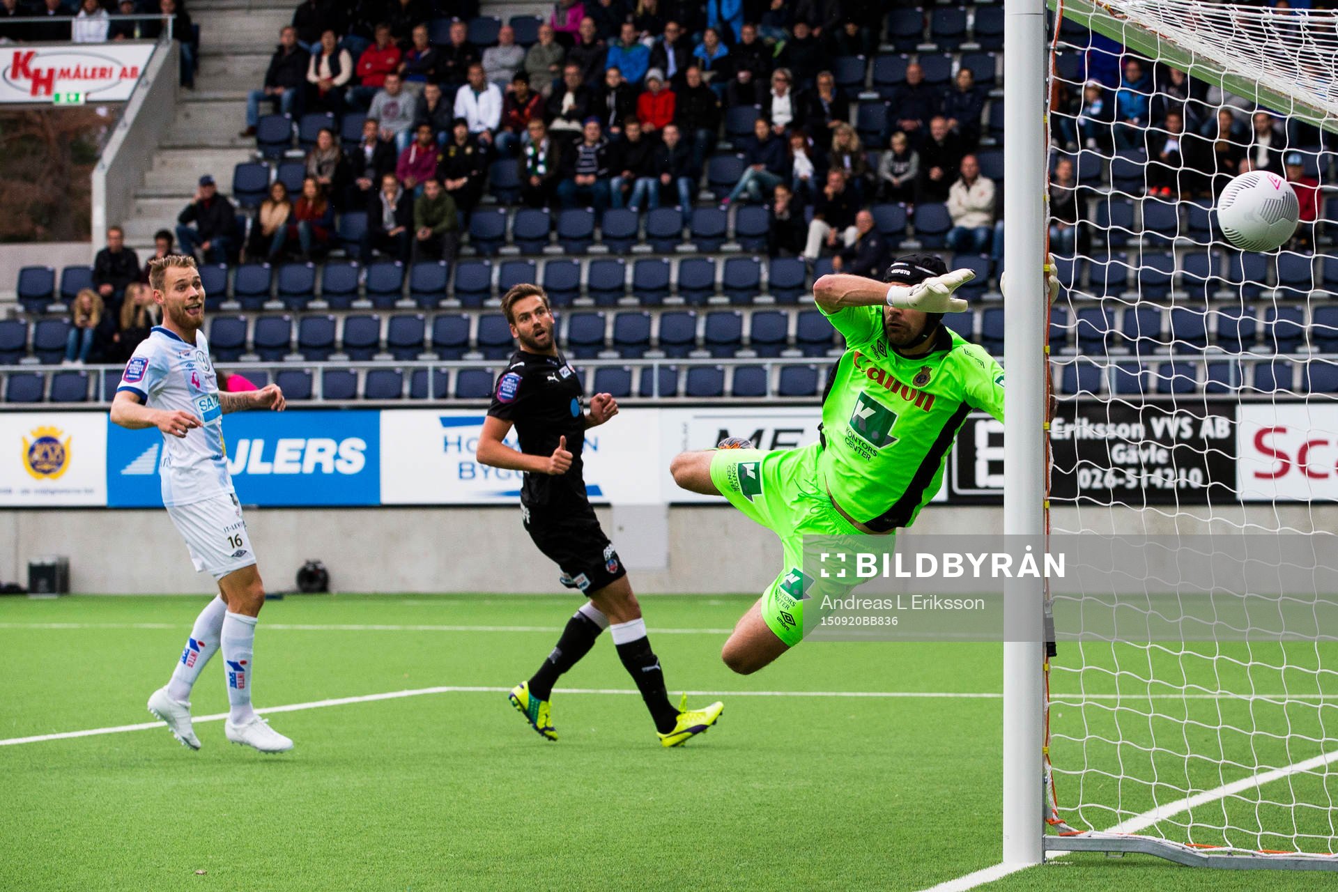 Gefles David Fällman och Helsingborgs Mikael Dahlberg ser