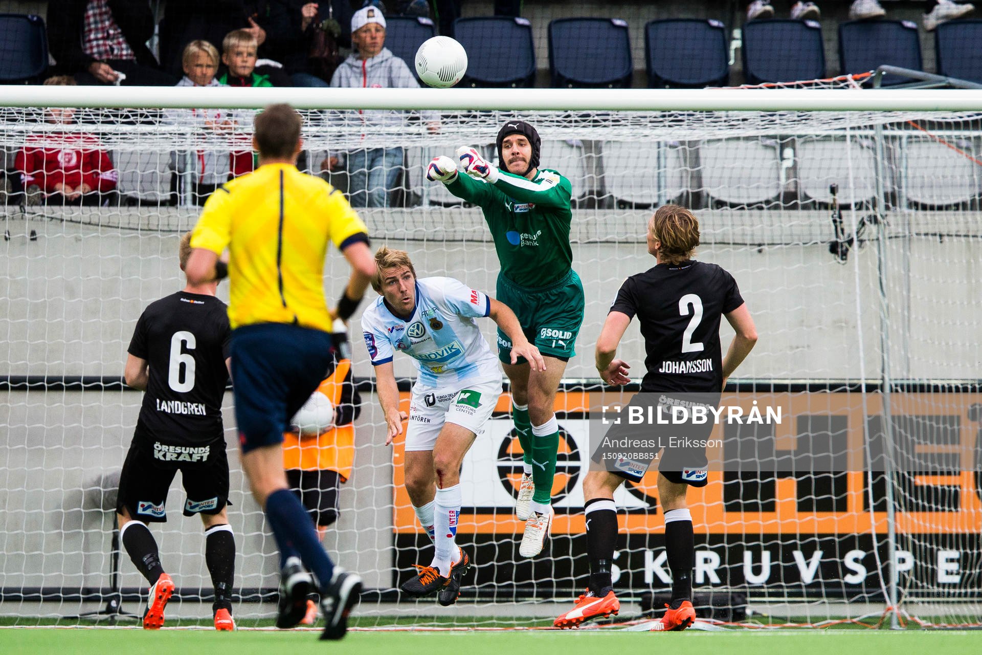 Helsingborgs målvakt Matt Pyzdrowski boxar bort bollen